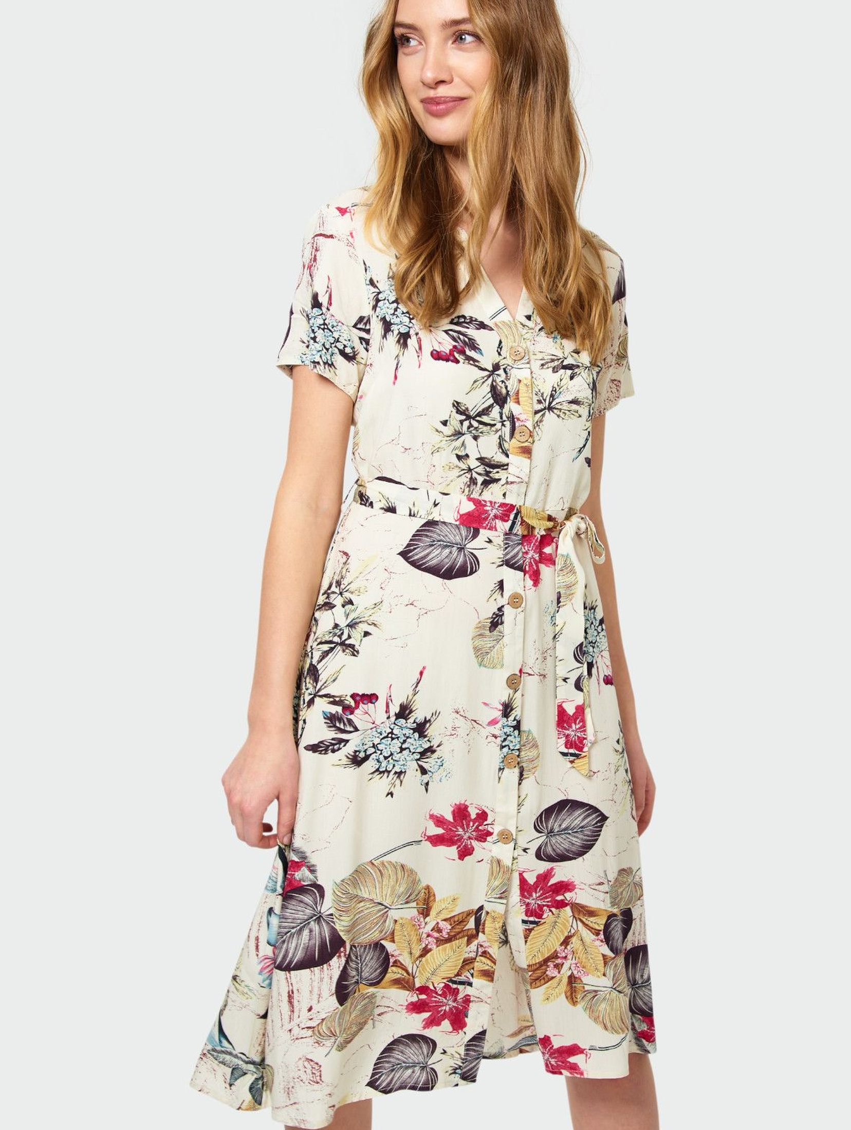 Wiskozowa sukienka z kwiatowym nadrukiem  podkreślona talia