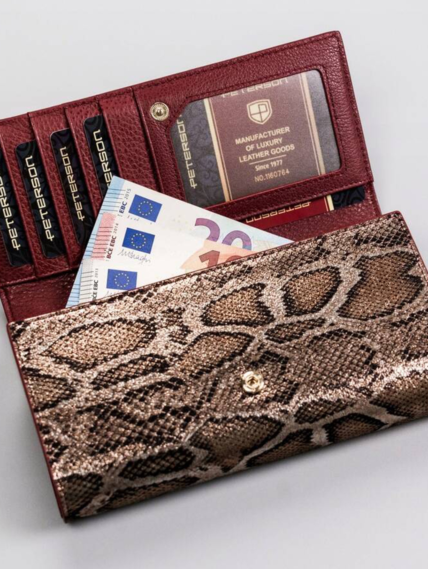 Lakierowany portfel na karty z wężowym wzorem - Peterson