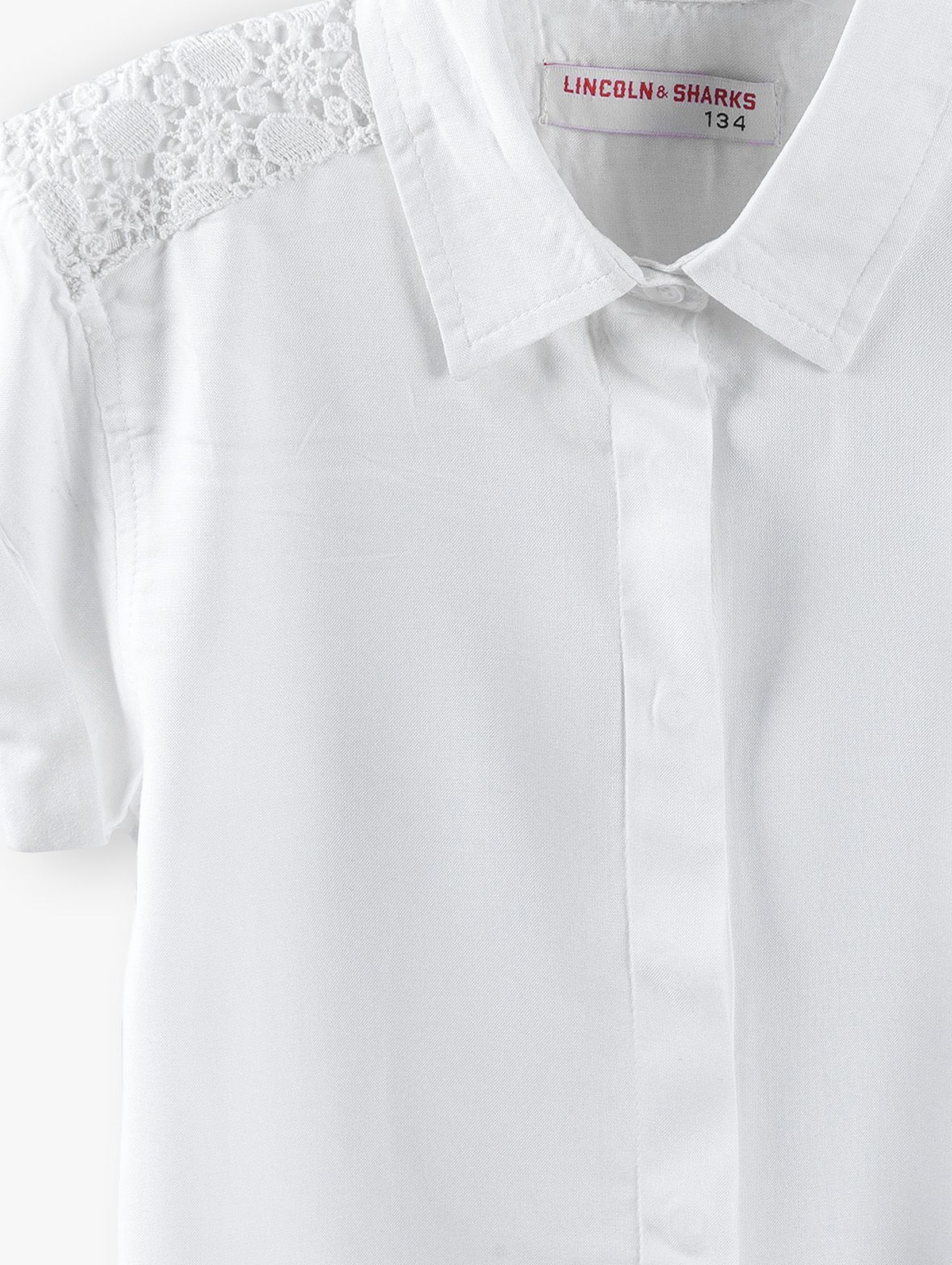 Biała elegancka koszula z ozdobną koronką
