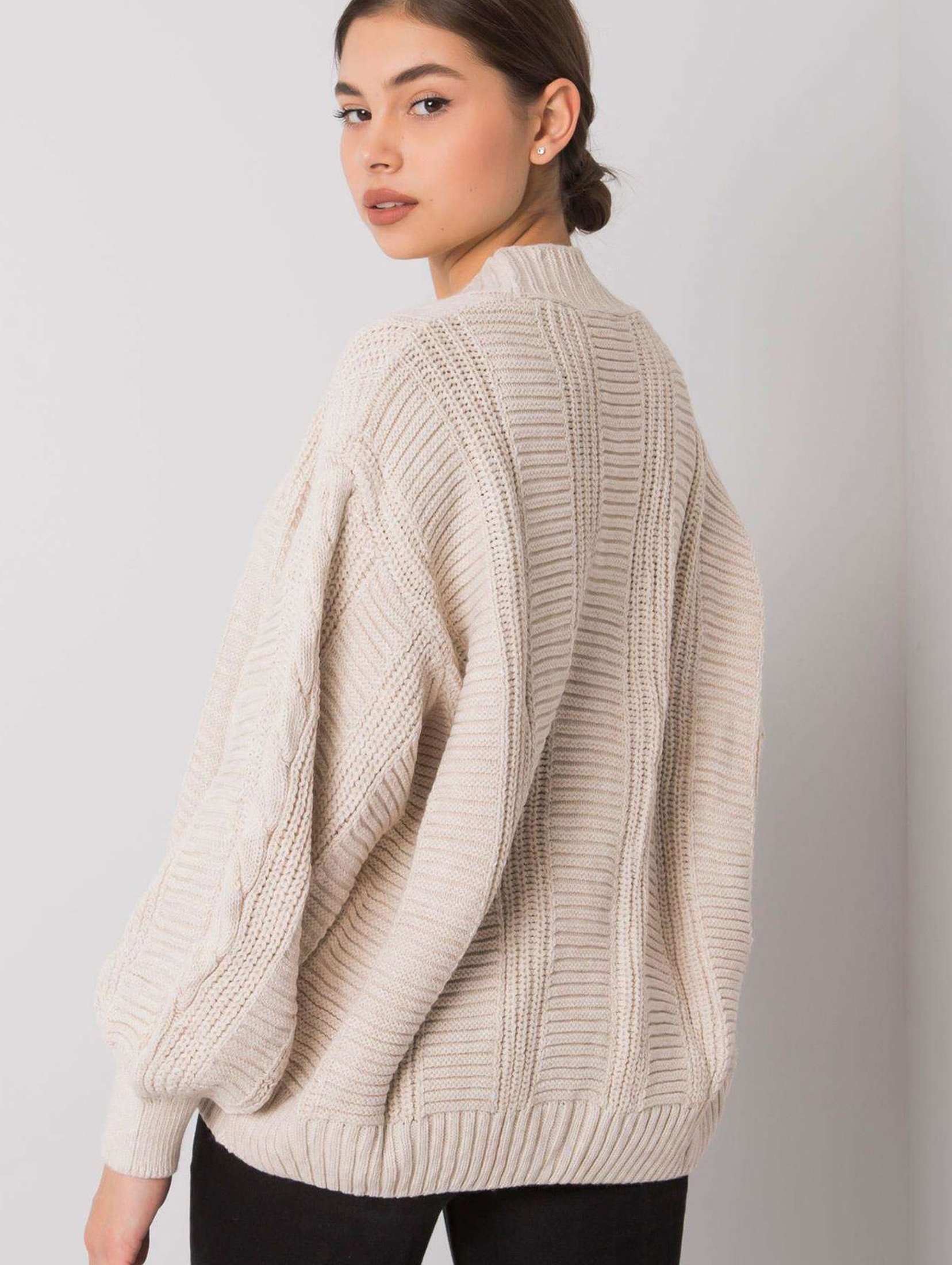 Jasnobeżowy sweter damski na guziki