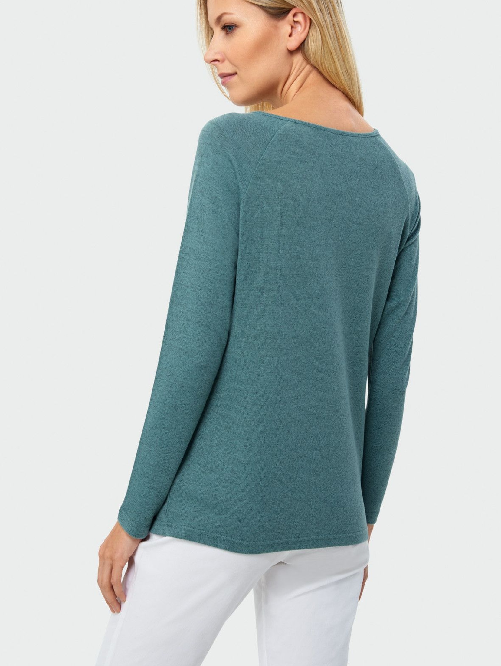 Dopasowany sweter damski w kolorze morskim z ozdobnymi wycięciami