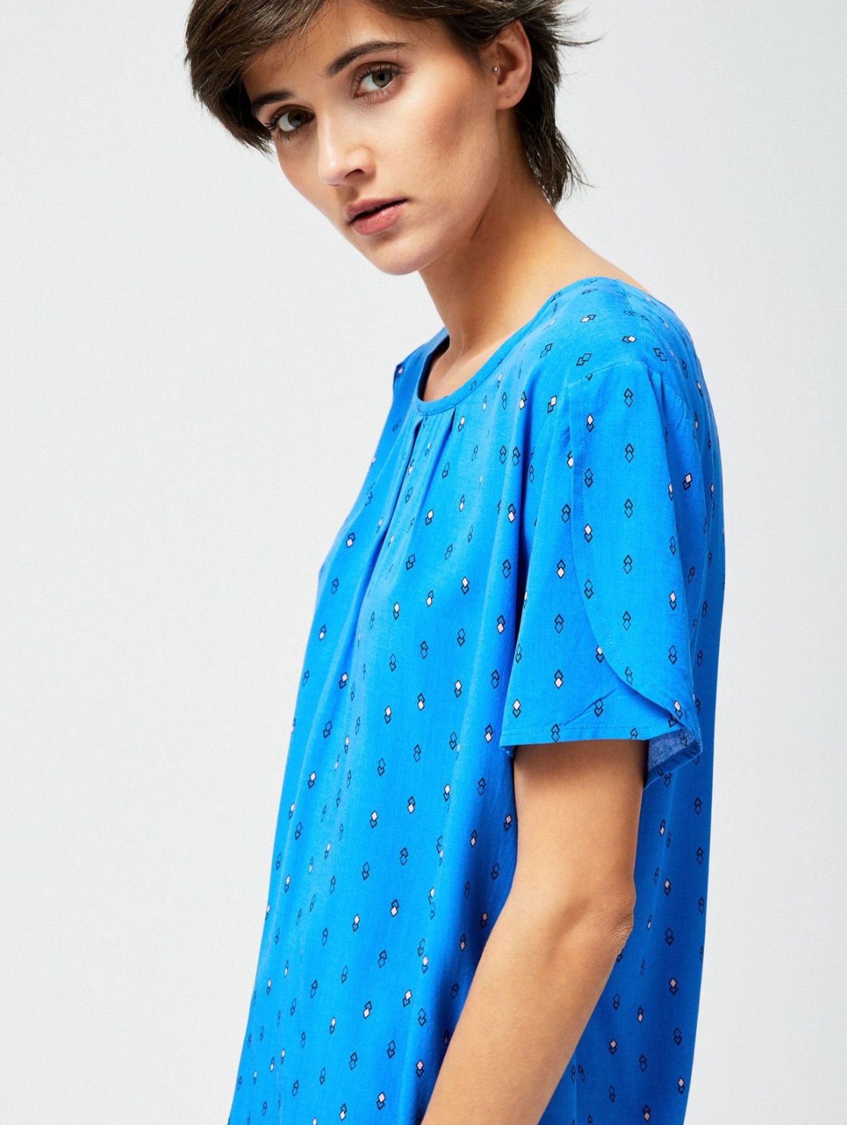 Bluzka koszulowa we wzory niebieska