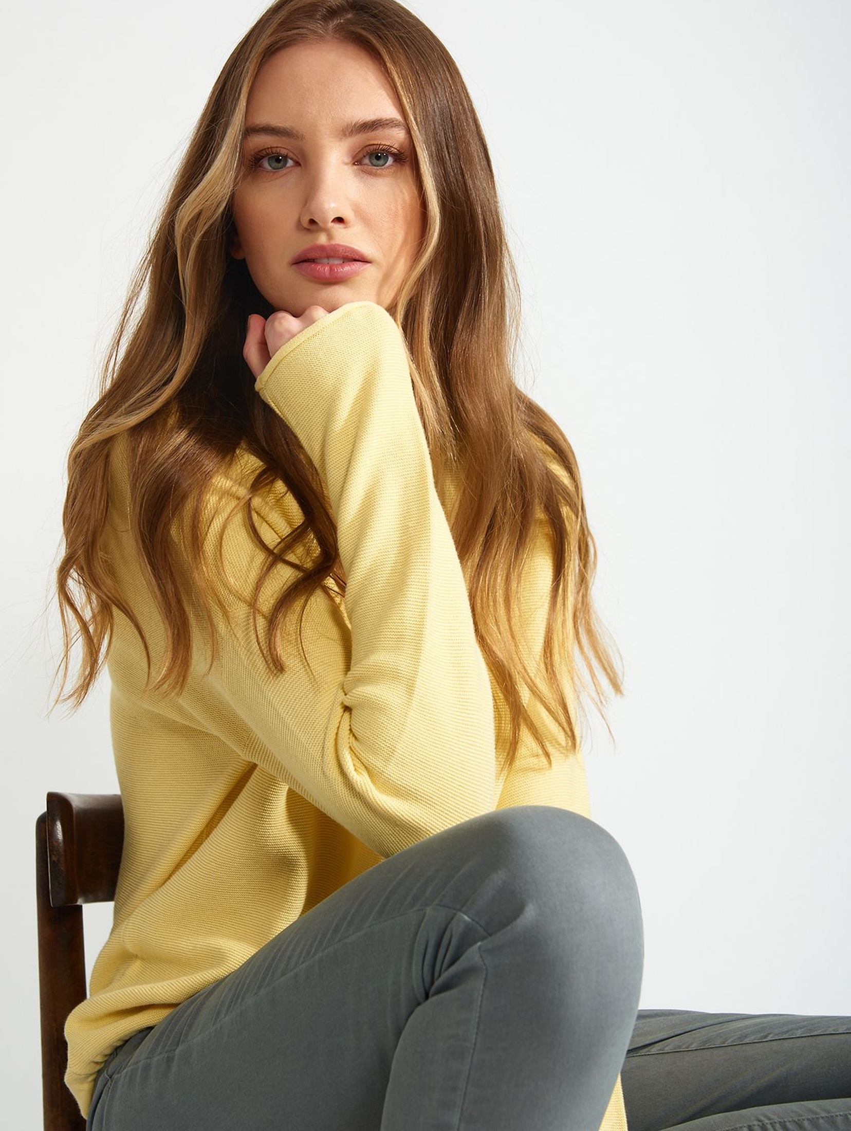 Greenpoint wiskozowy sweter damski z troczkiem - żółty