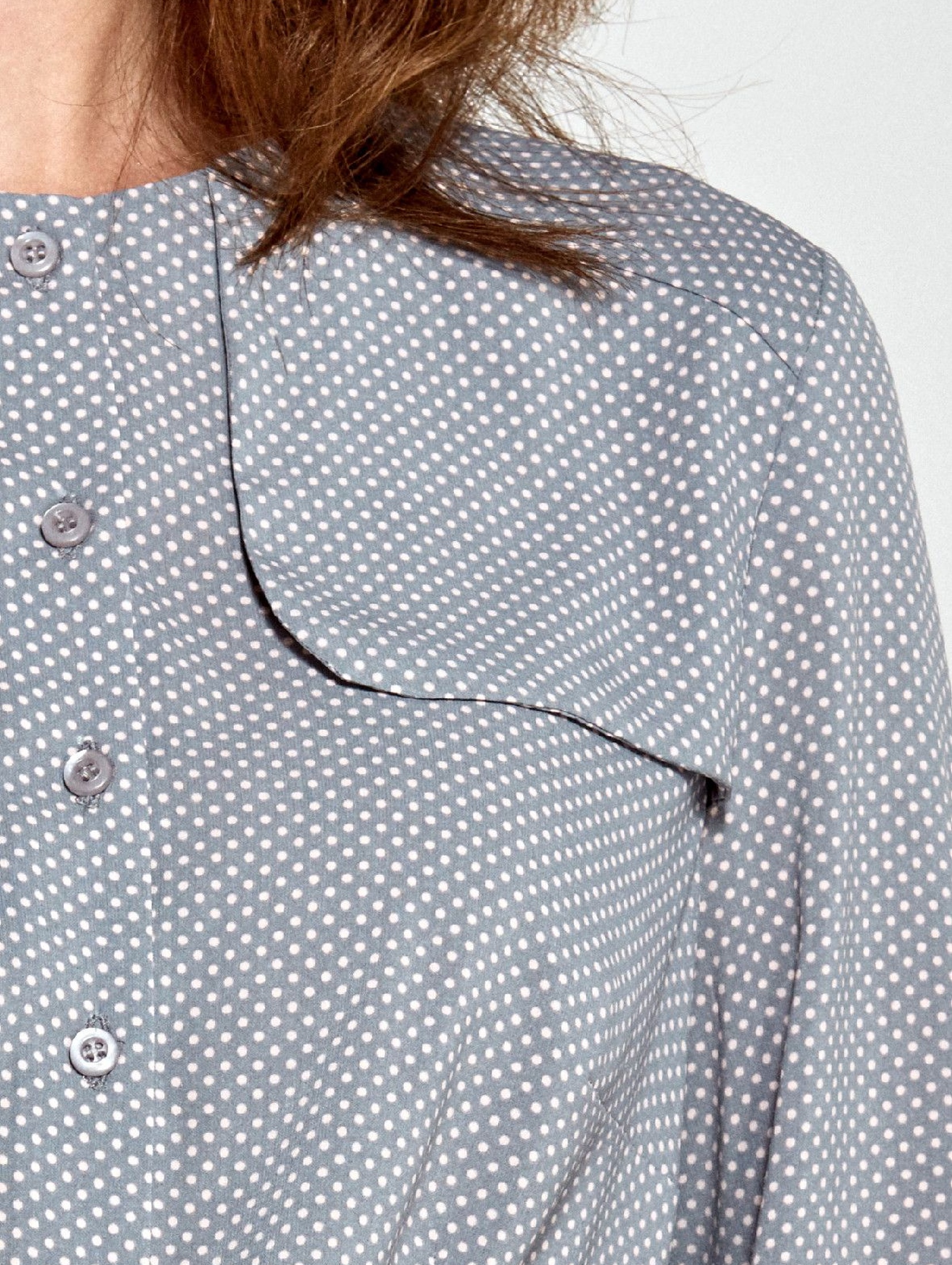 Szara bluzka damska z ozdobną klapą po lewej stronie- szara w kropki