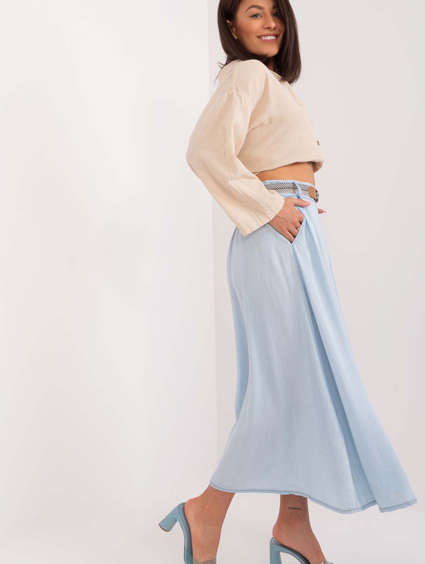 Niebieska damska spódnica midi z kieszeniami