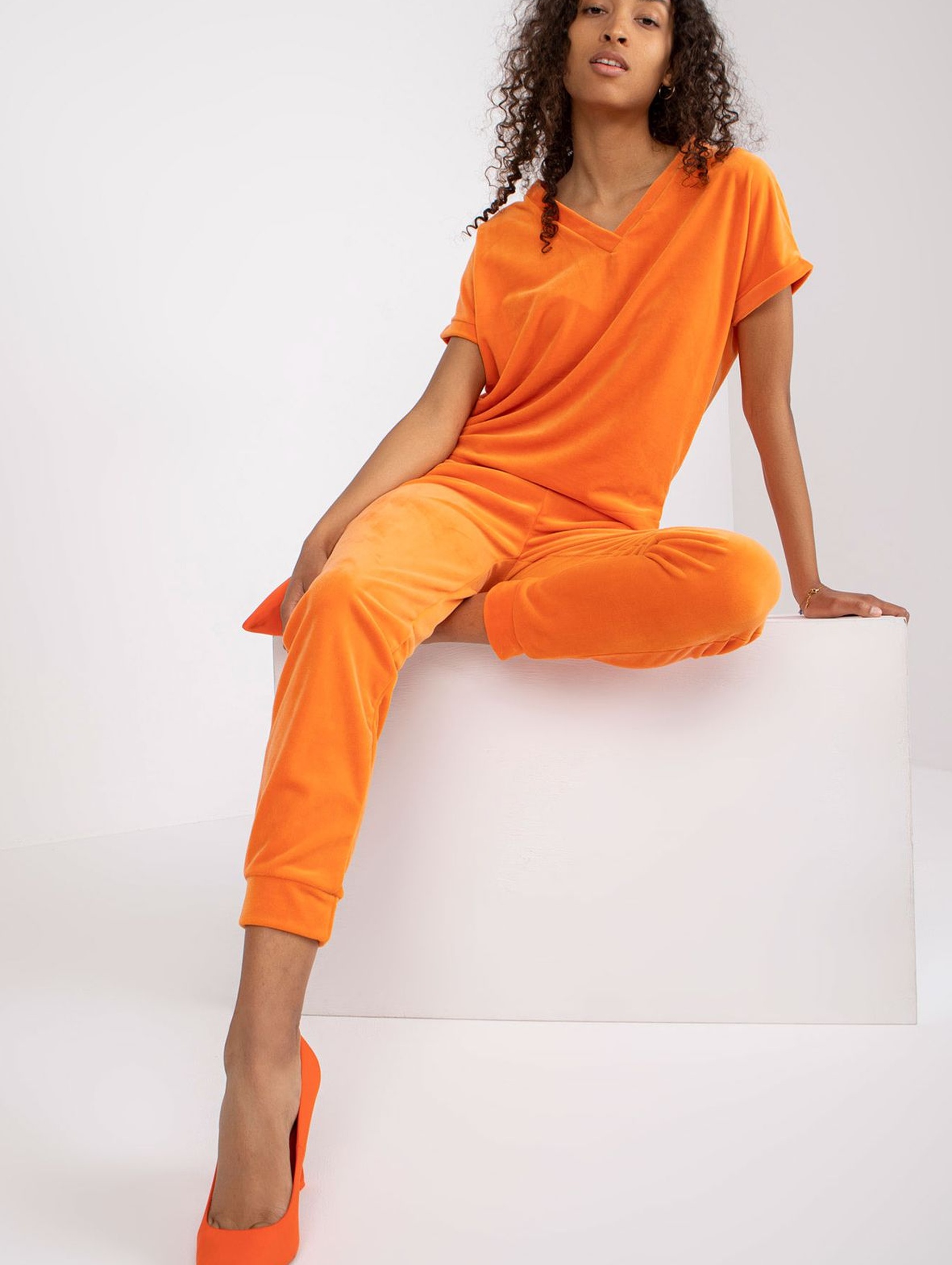 Komplet dla kobiet - T-shirt i spodnie dresowe - pomarańczowy