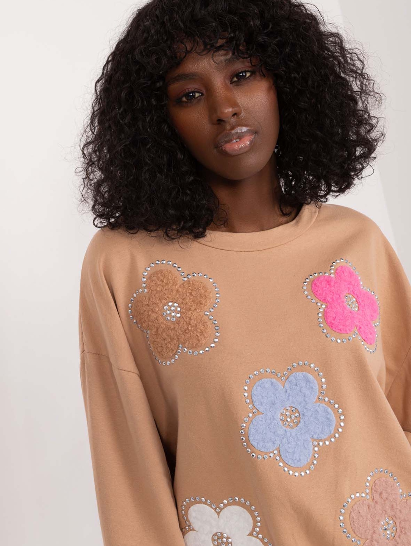 Bawełniana bluza beżowa damska w kolorowe kwiaty
