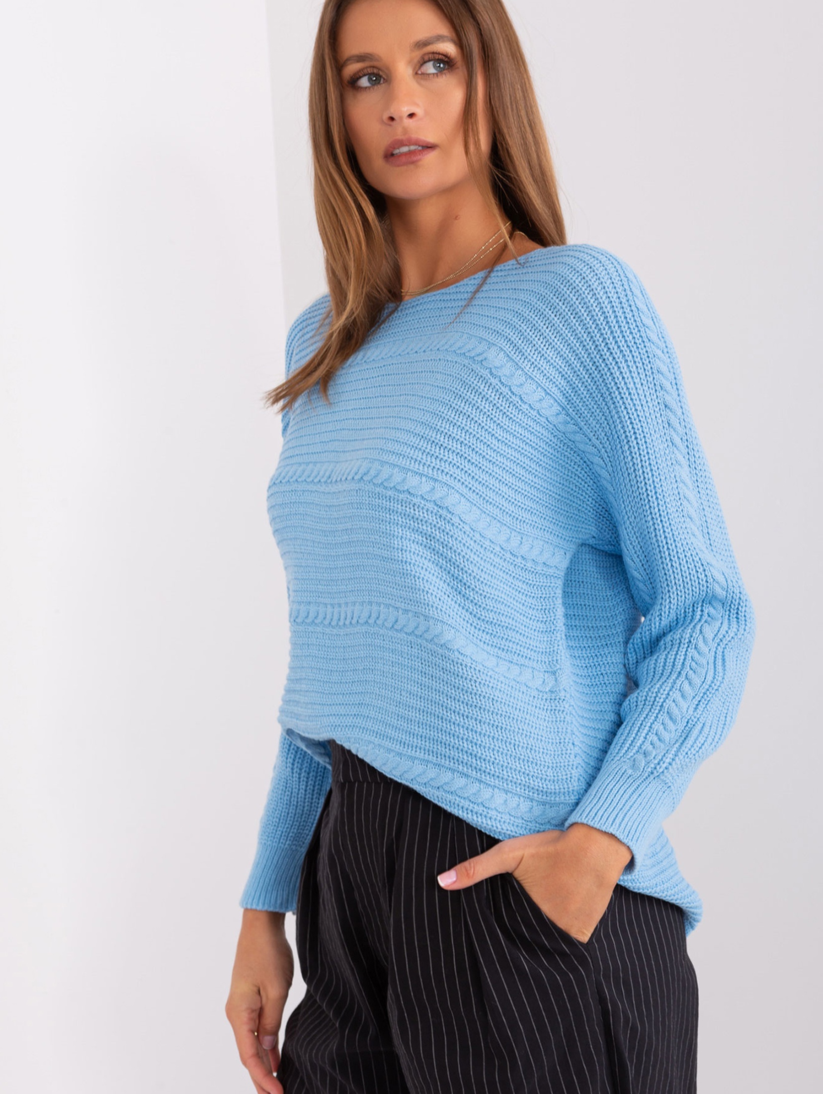 Sweter damski klasyczny z długim rękawem jasny niebieski