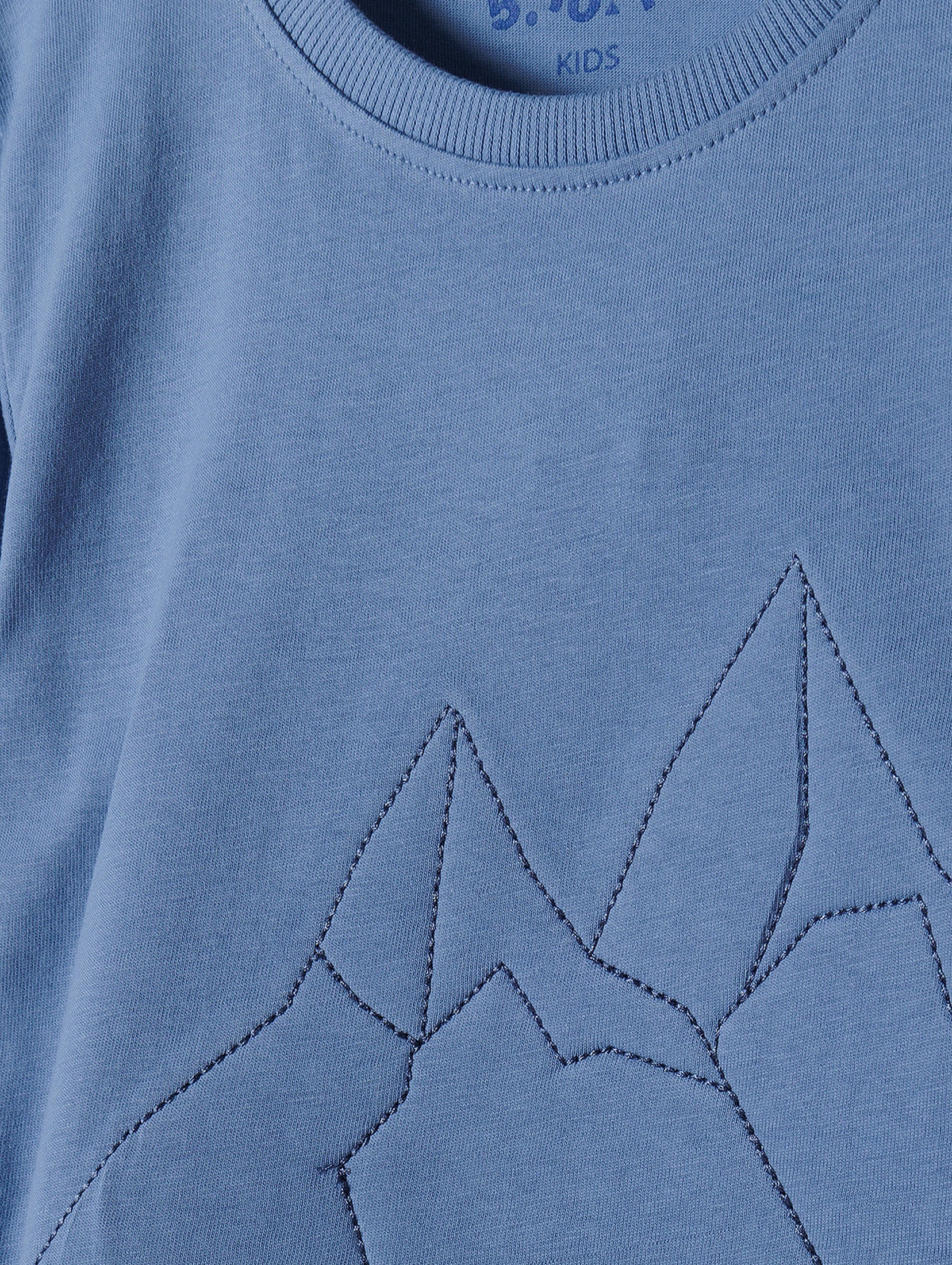 Niebieska bluzka chłopięca z wypukłą aplikacją gór