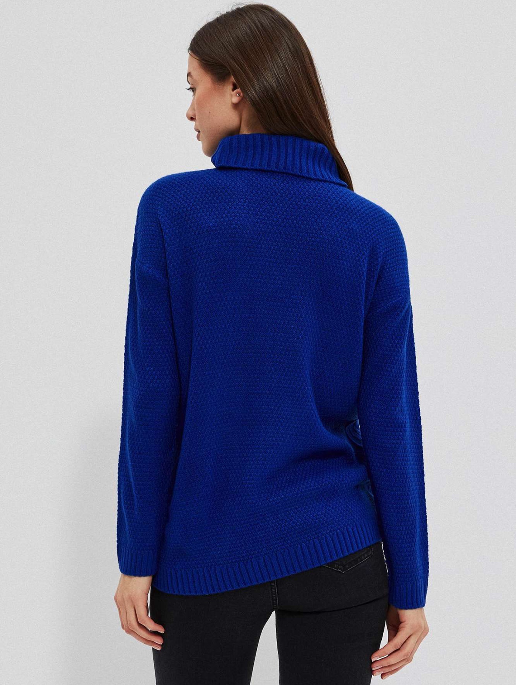 Akrylowy sweter damski z golfem w warkoczowy splot- niebieski
