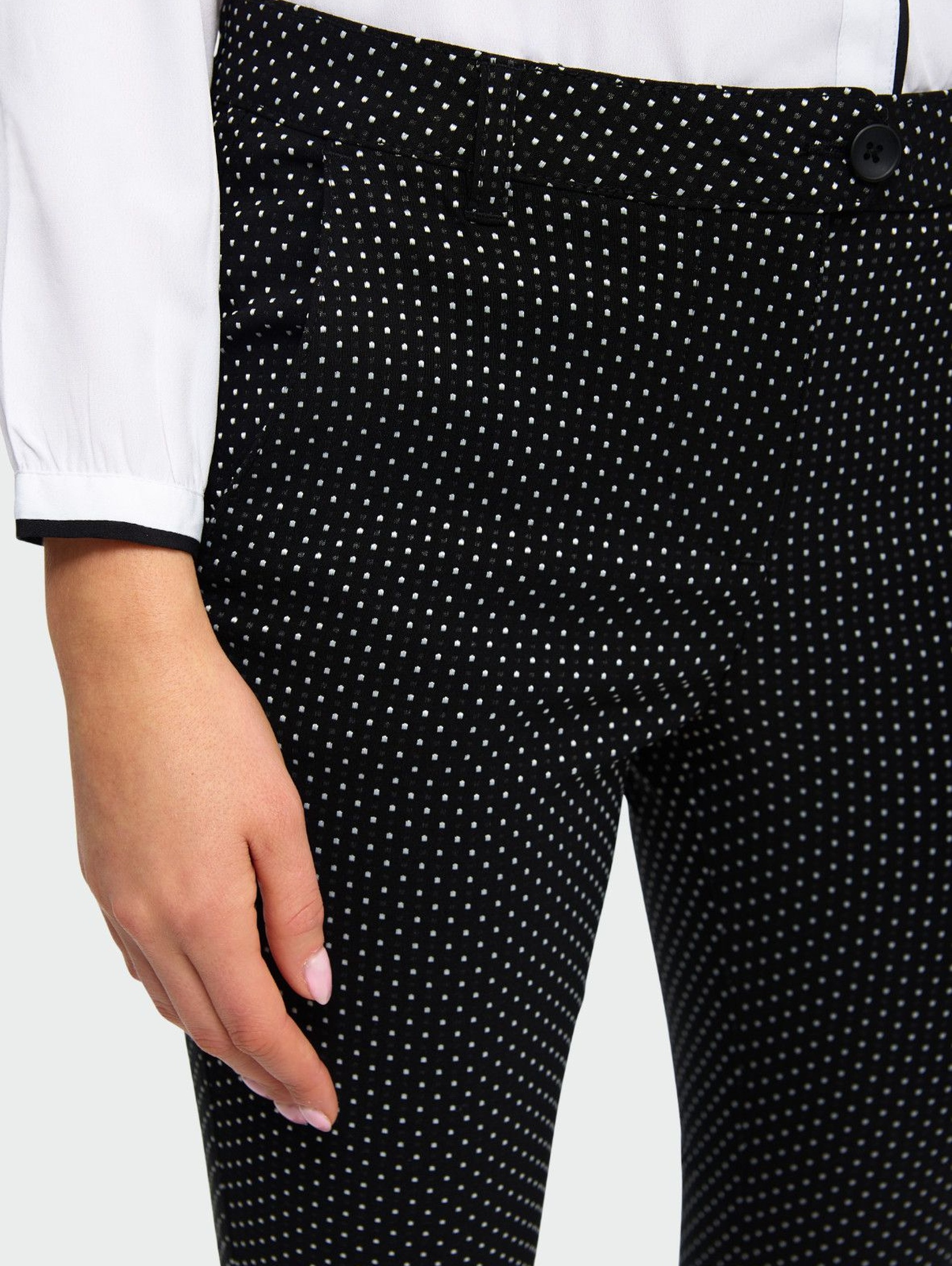 Czarne żakardowe dopasowane spodnie w białe kropki