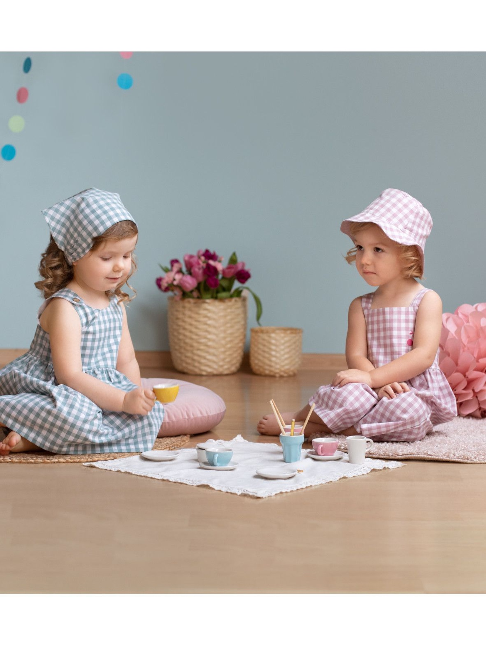 Bawełniany kombinezon dziewczęcy w różowo-białą kratkę