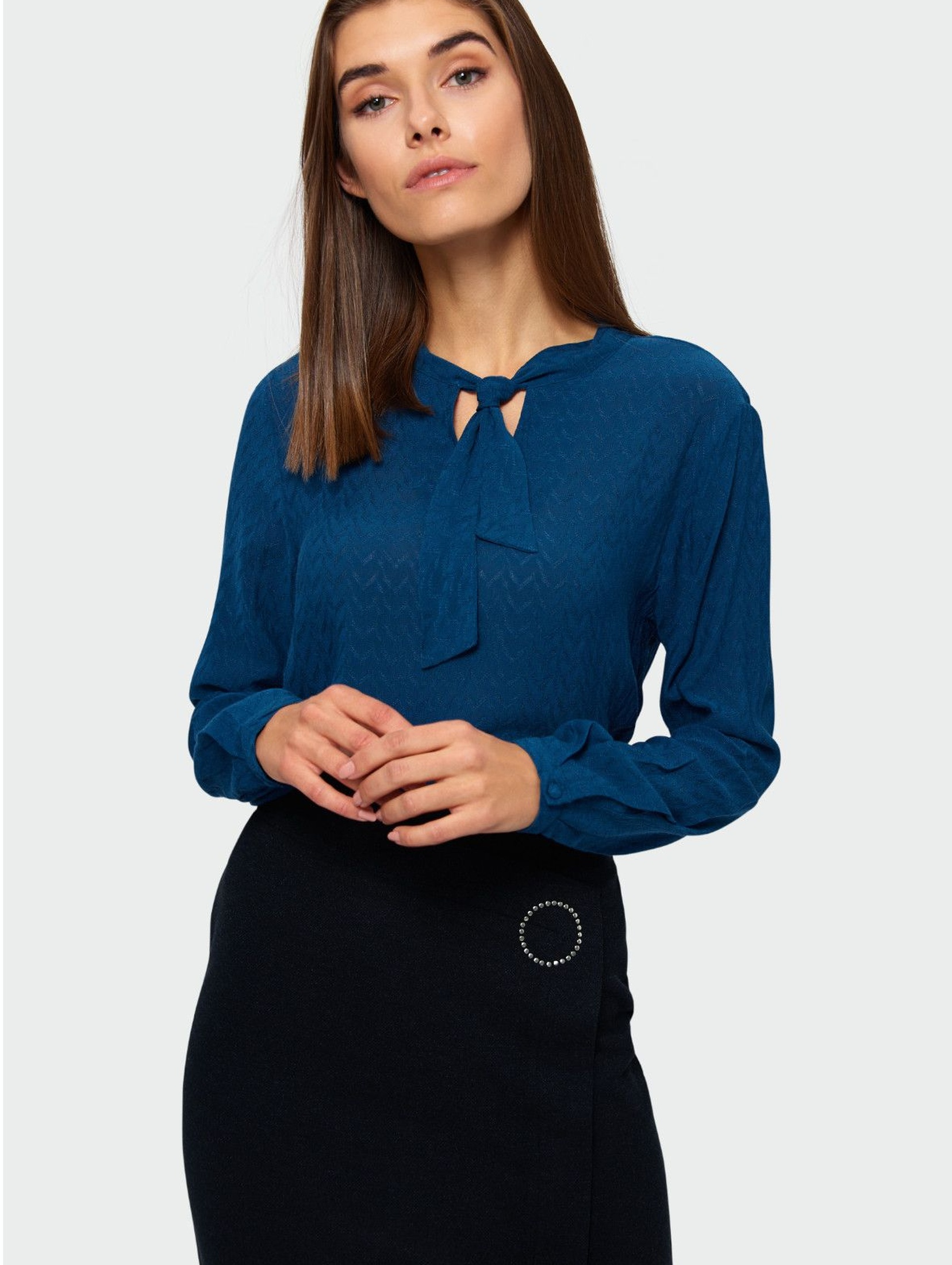 Elegancka bluzka z ozdobnym wiązaniem - niebieska