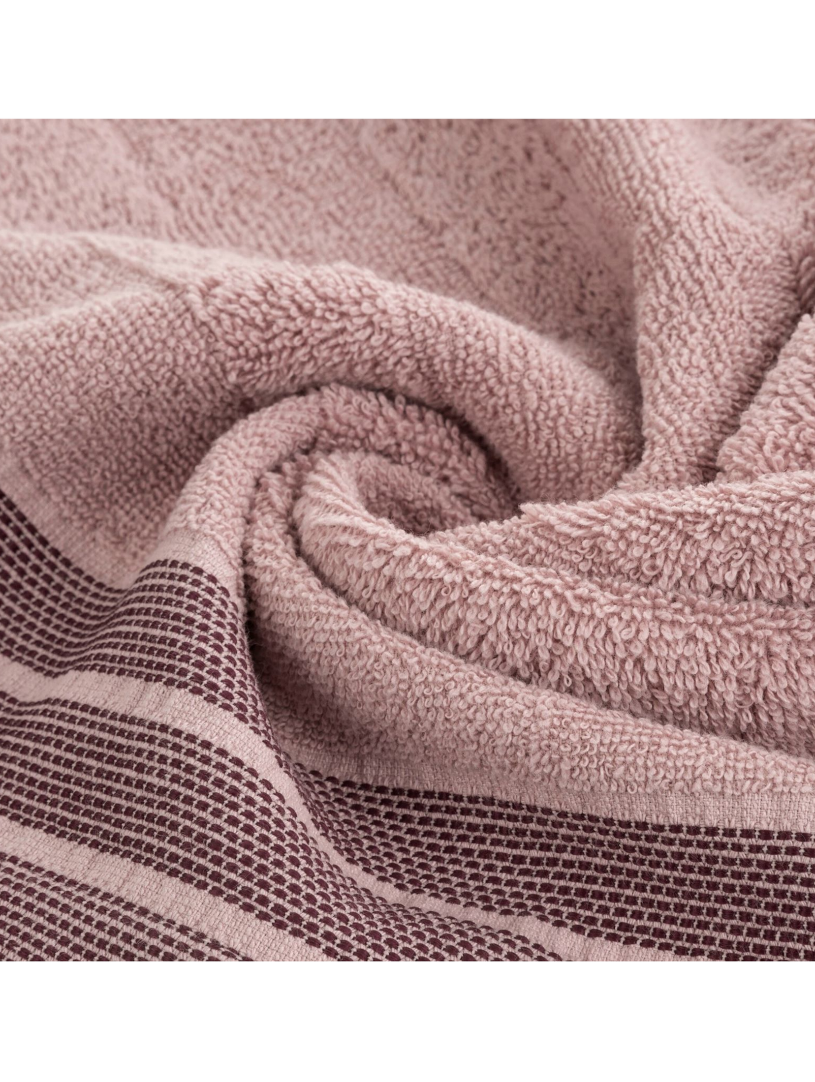 Różowy ręcznik zdobiony pasami 70x140 cm