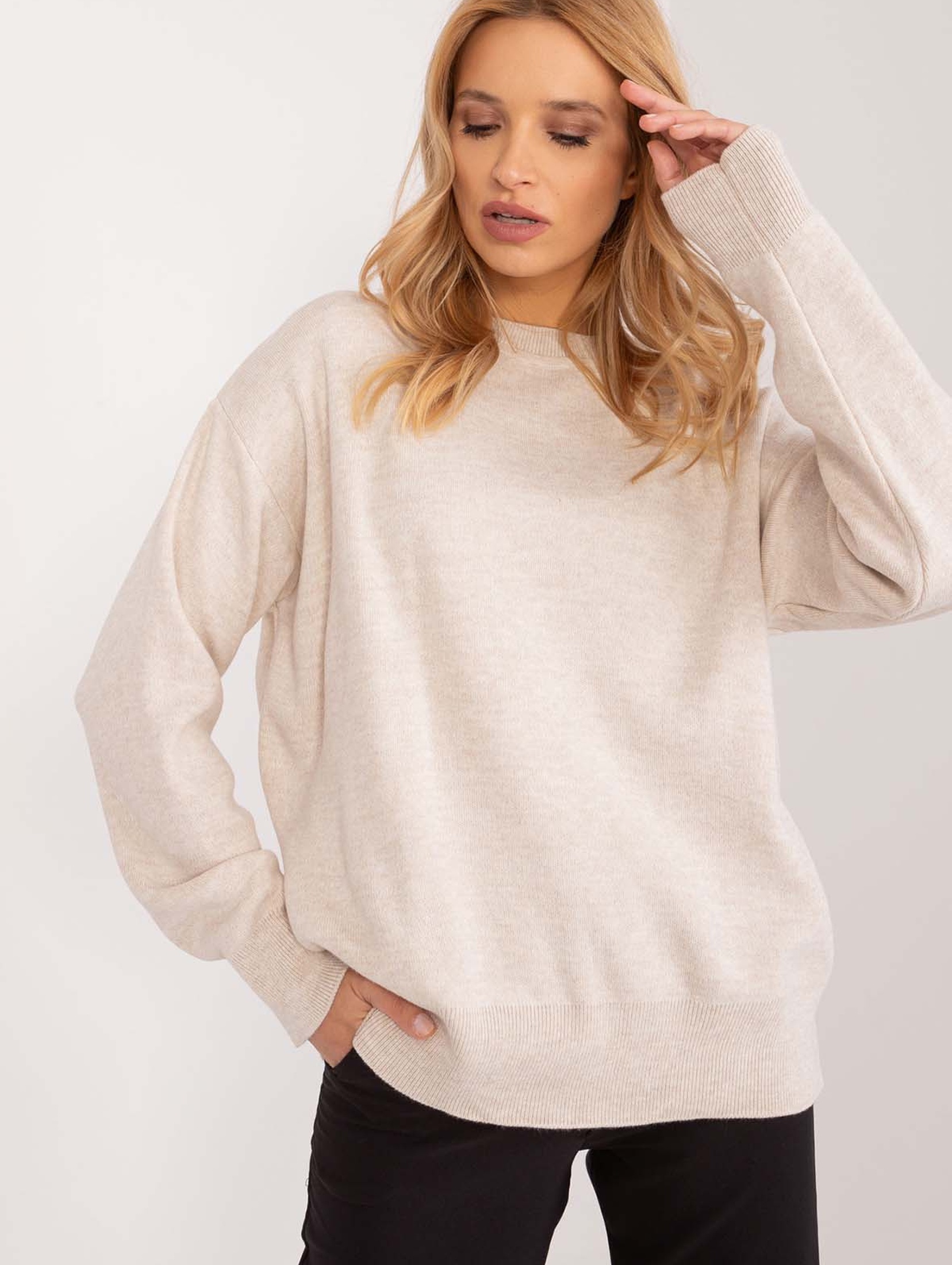 Sweter klasyczny o kroju oversize jasnobeżowy