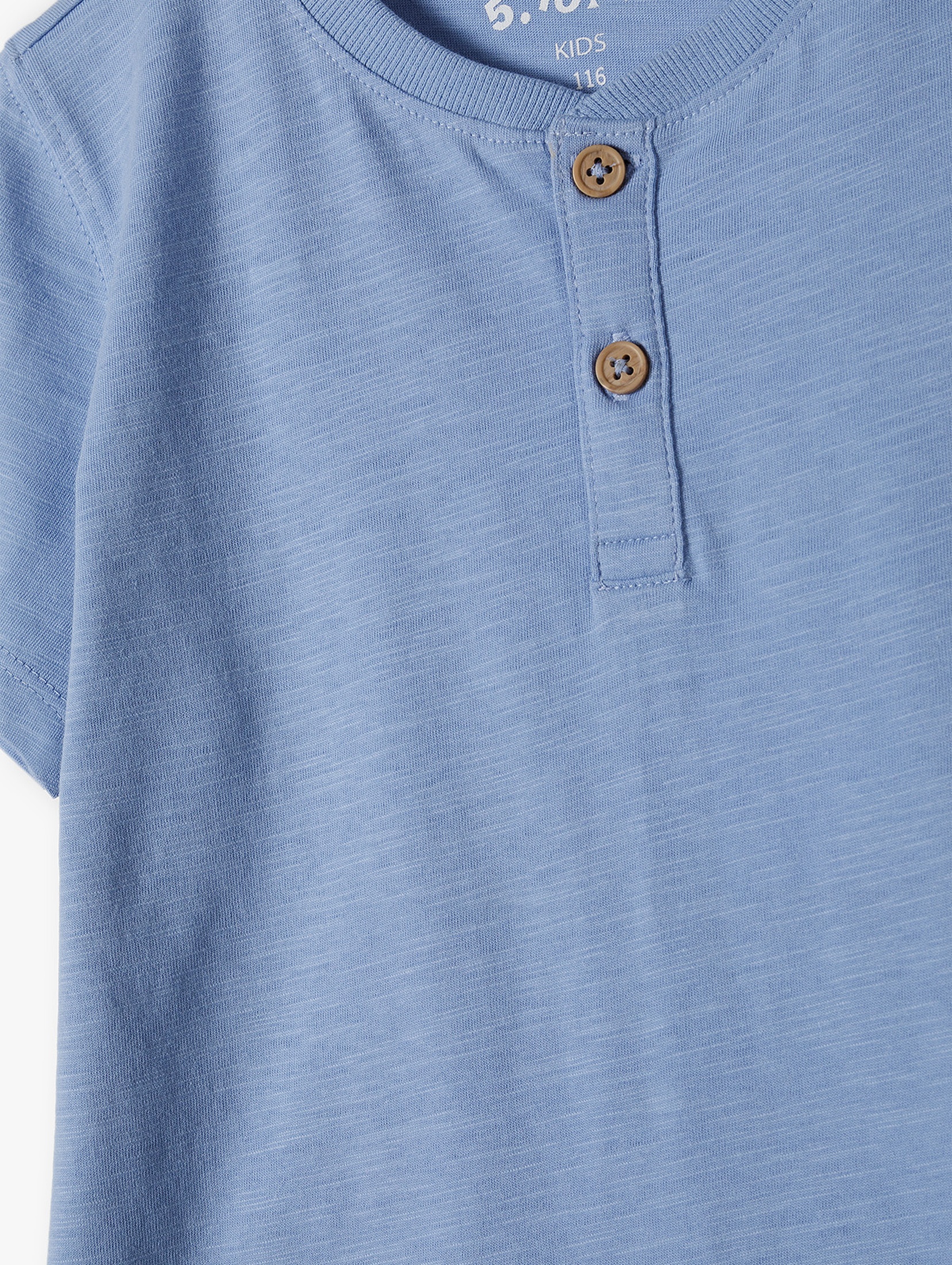 Niebieski t-shirt z brązowymi guzikami - 5.10.15.
