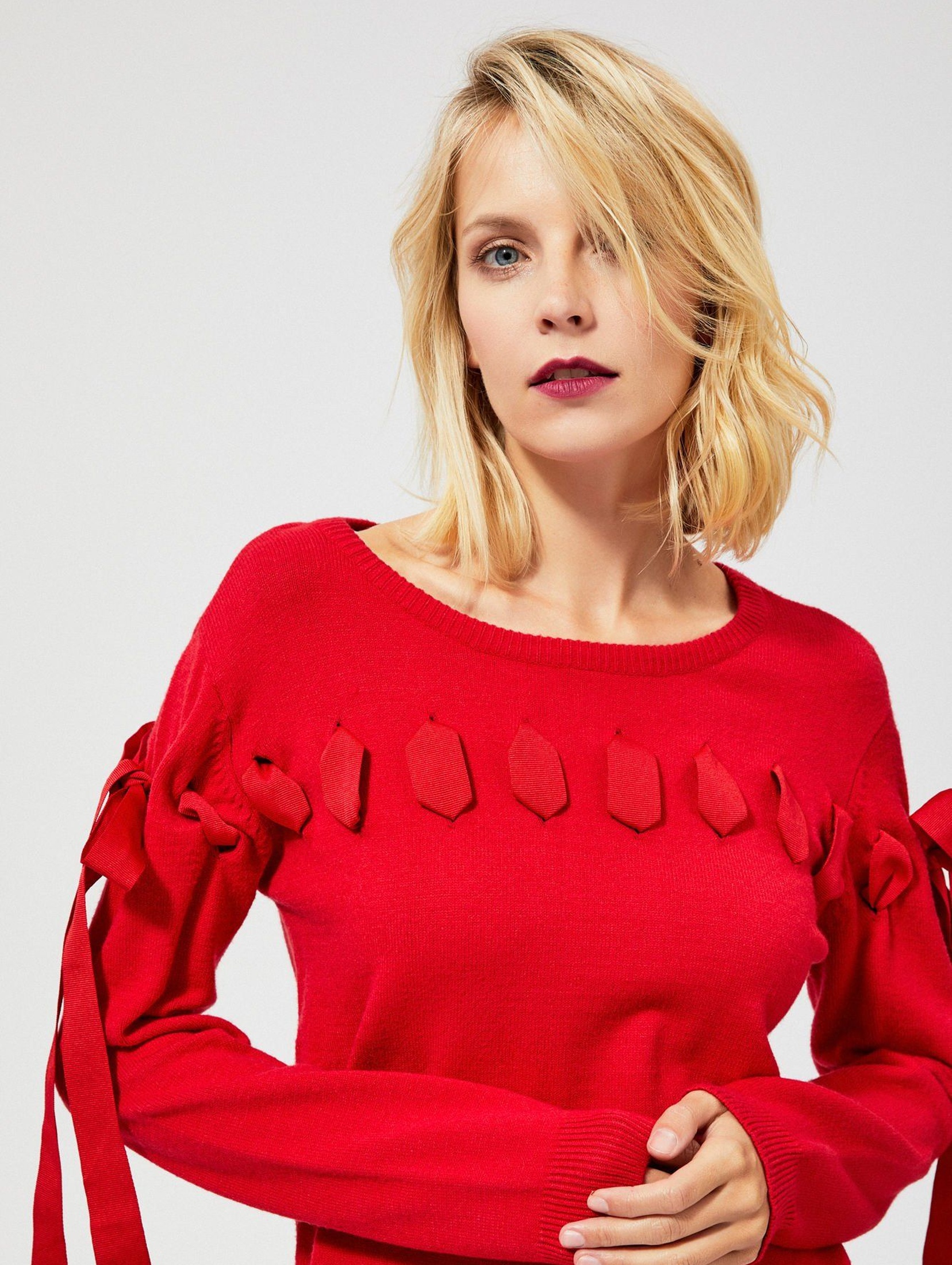 Czarwony sweter z ozdobna wstążką