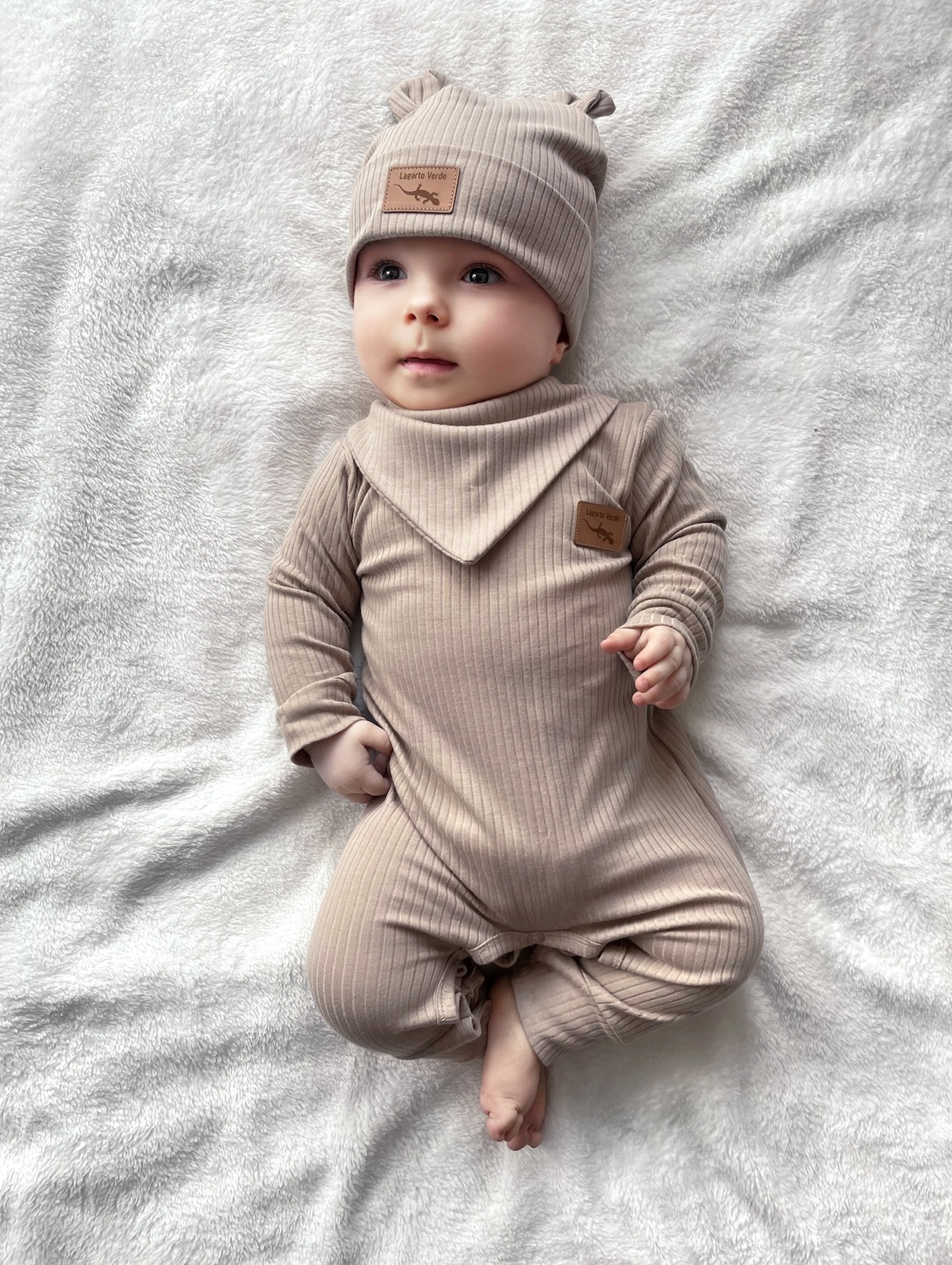 Brązowy pajac niemowlęcy z dzianiny prążkowej - 100% bawełna - Lagarto Verde