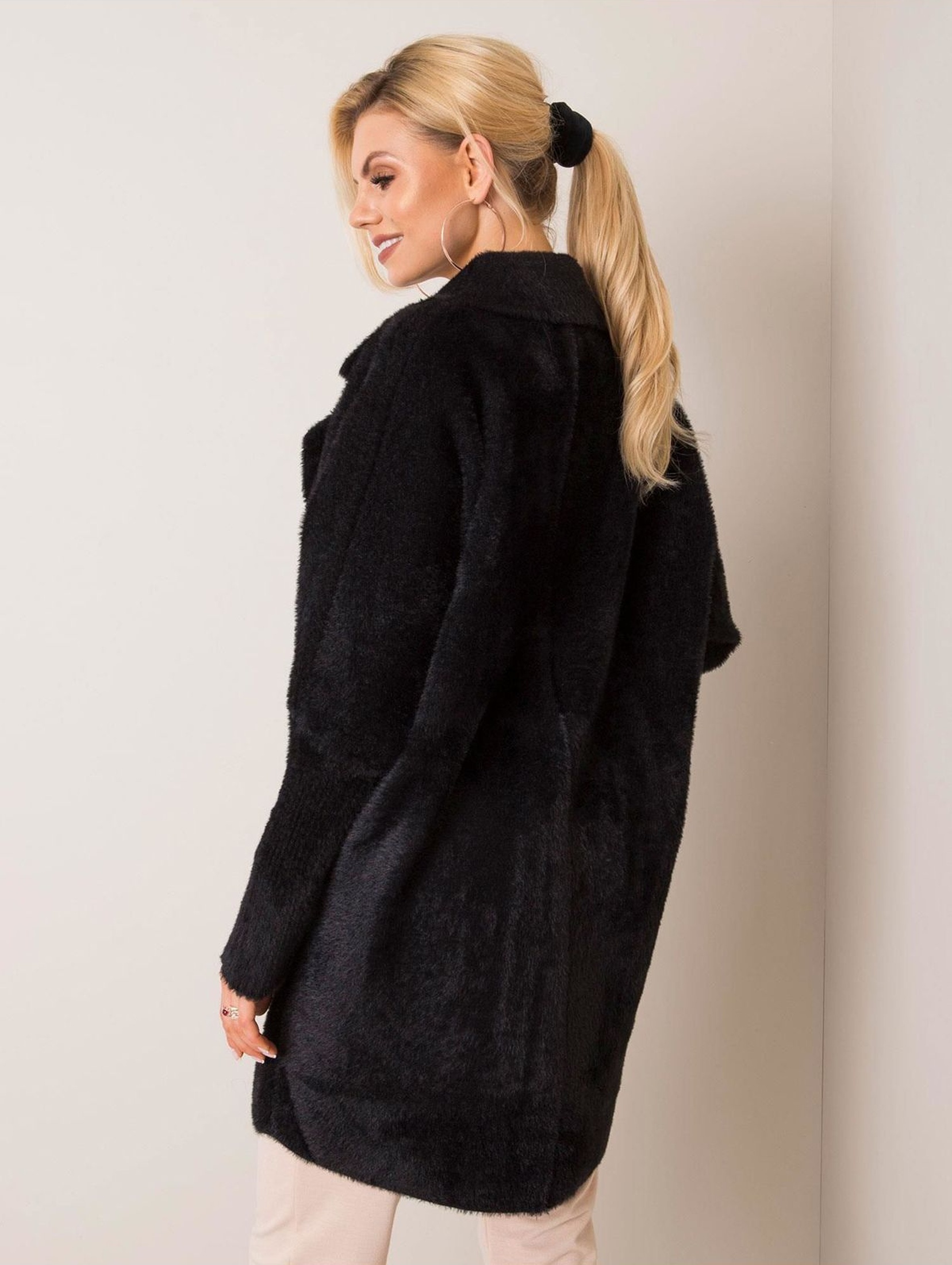 Płaszcz damski z kieszeniami - czarny oversize