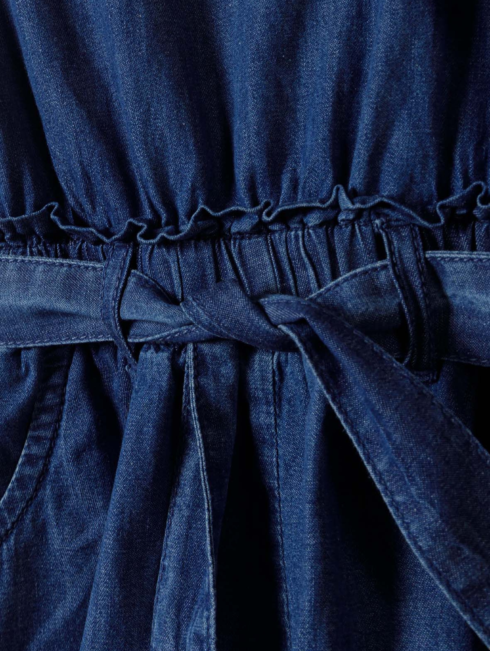 Ciemnoniebieski kombinezon dziewczęcy jeansowy z falbaną