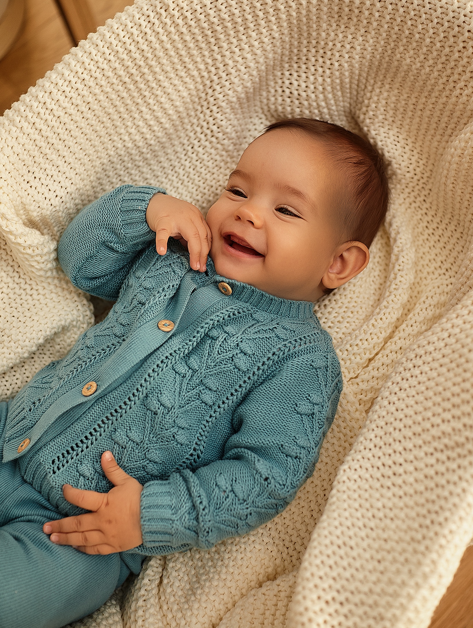 Niebieski sweter niemowlęcy z ozdobnym splotem