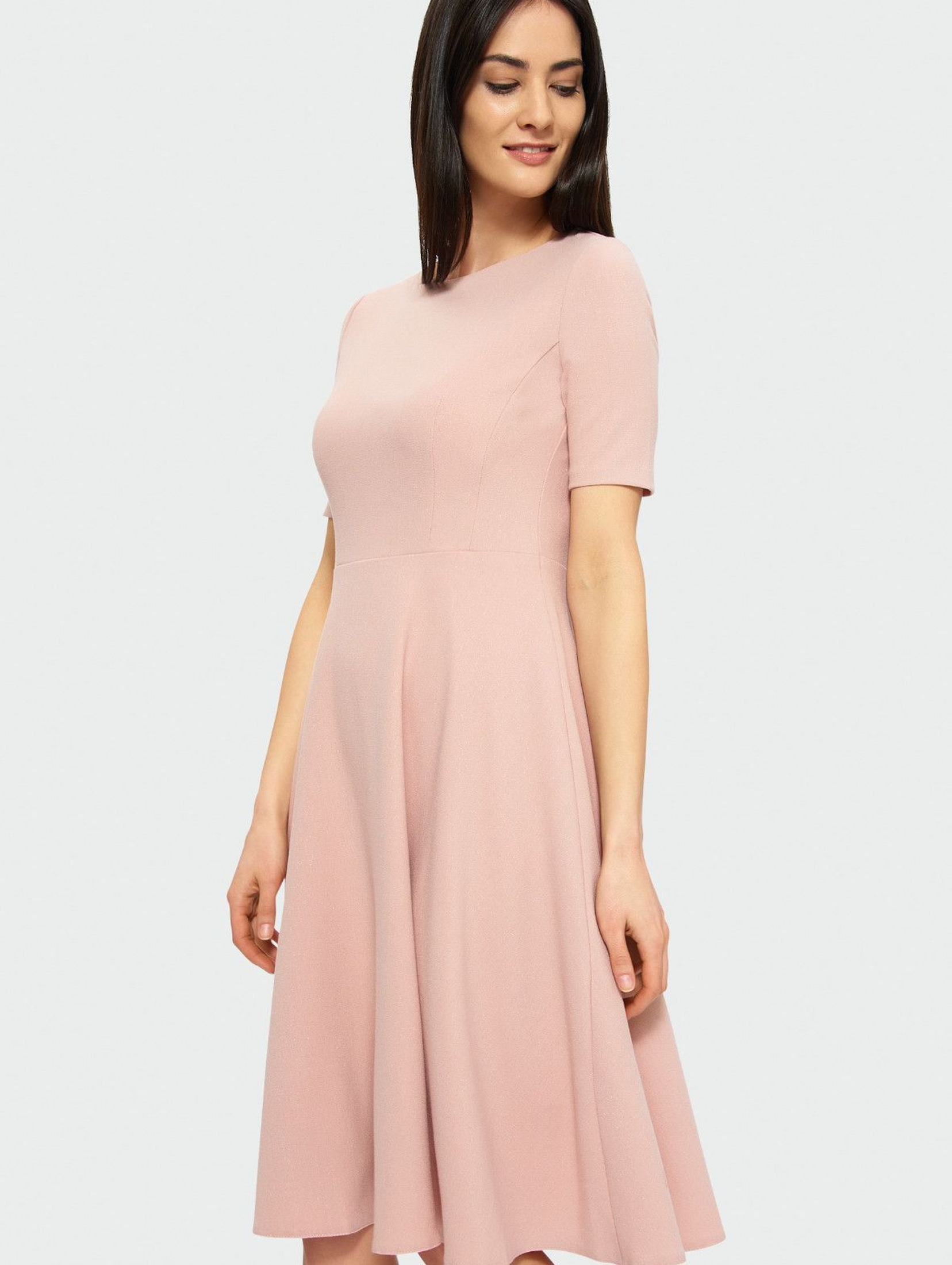 Różowa rozkloszowana sukienka z krótkim rękawem