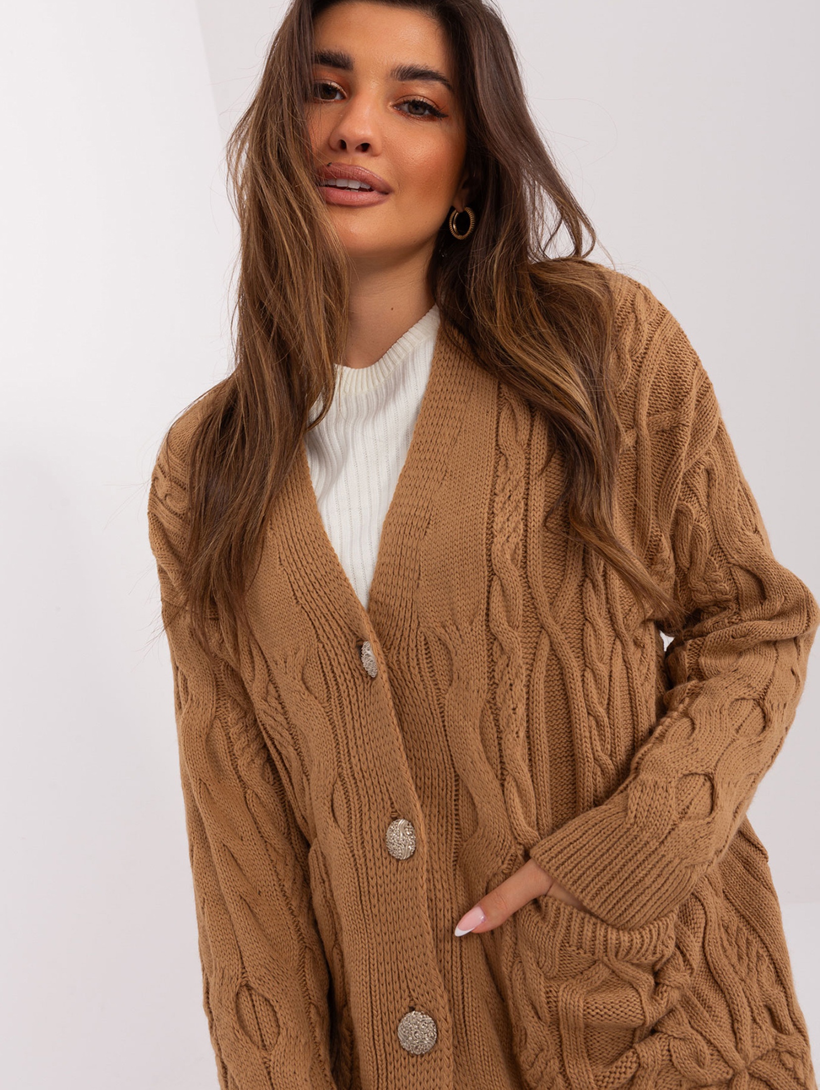 Camelowy rozpinany sweter w warkoczowe wzory