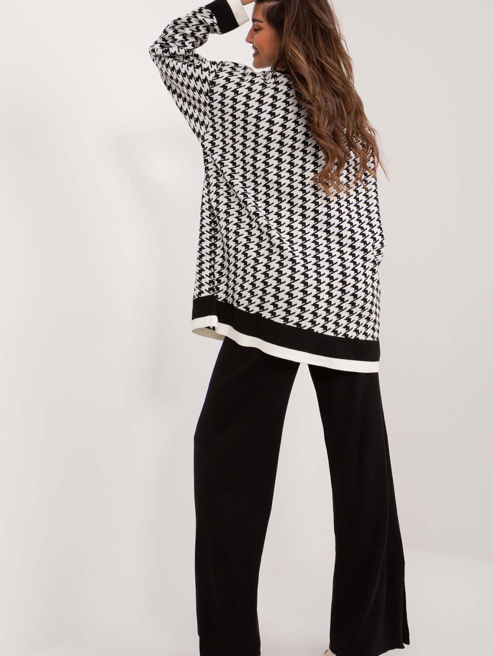 Elegancki sweter rozpinany biało-czarny