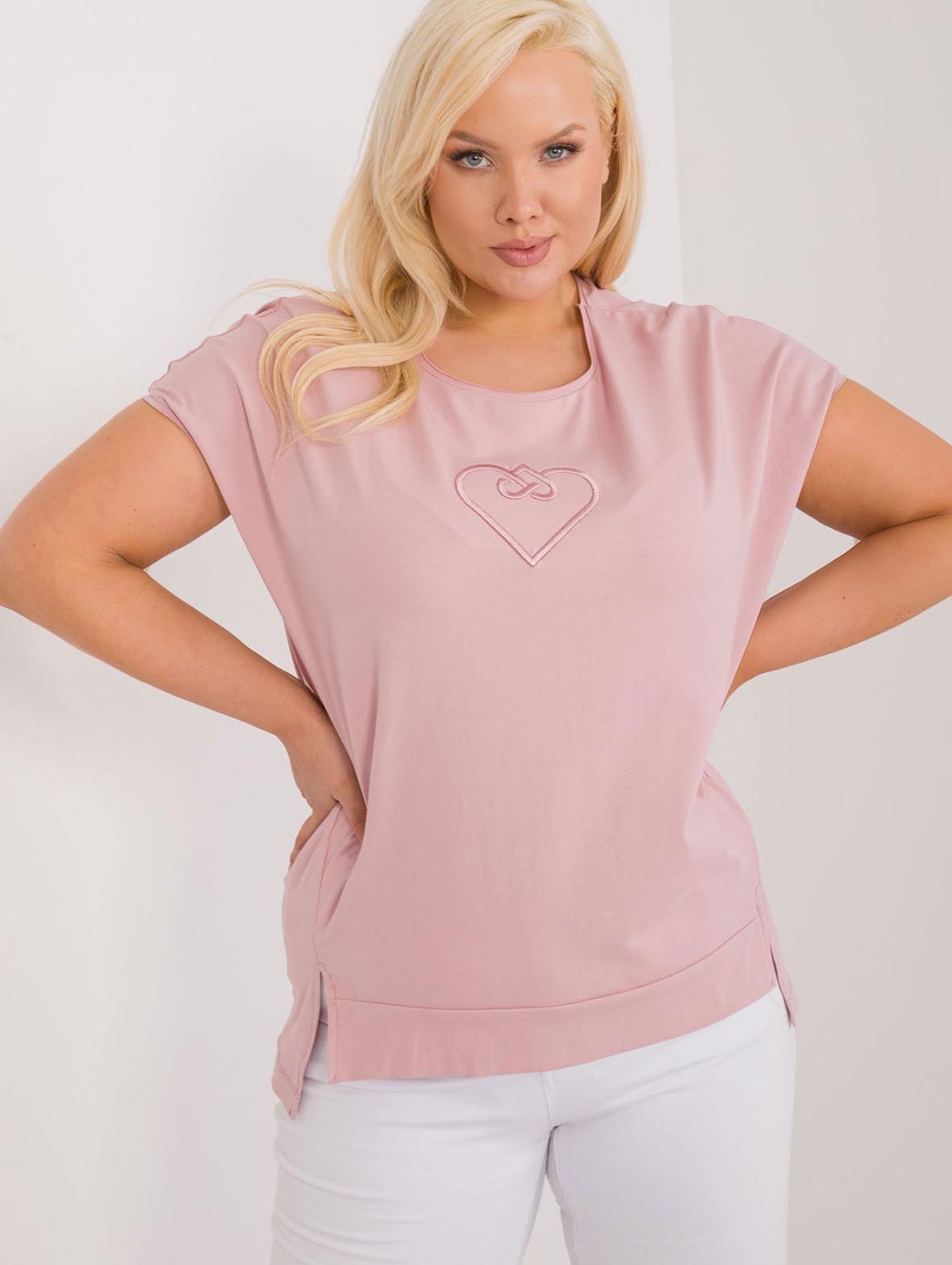 Bawełniana bluzka plus size z naszywką jasno różowa