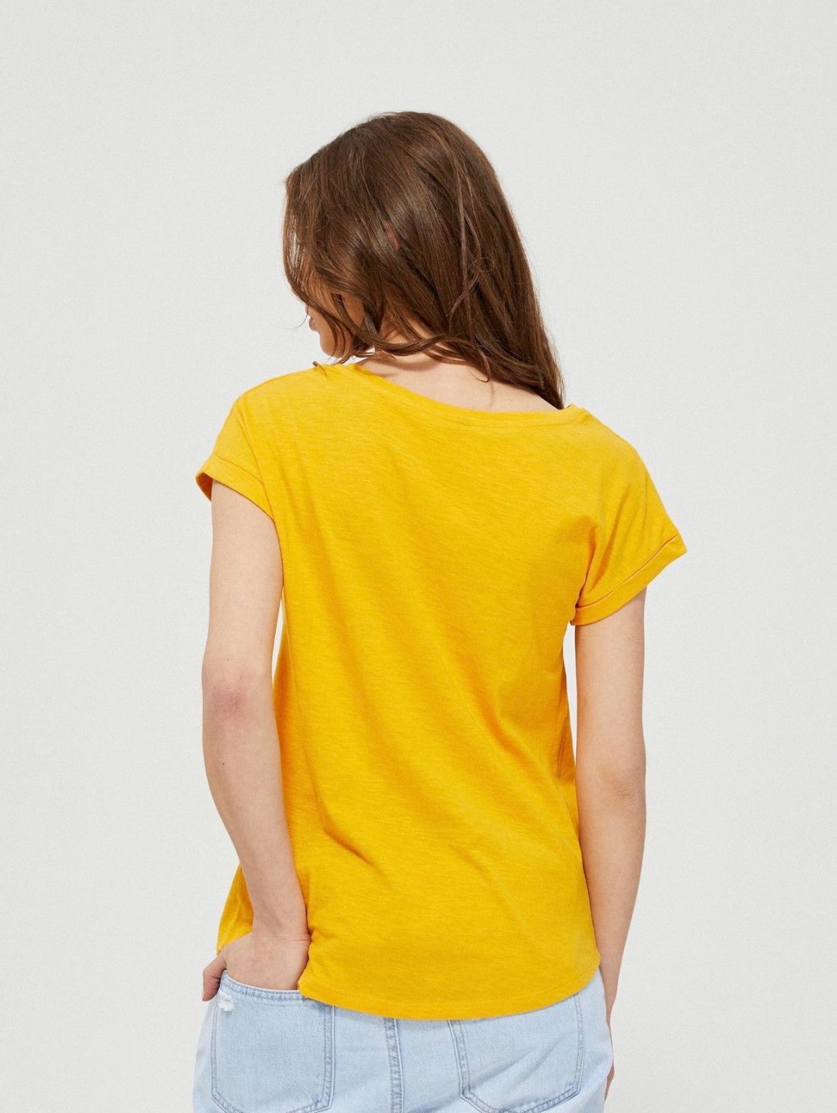 Bawełniany t-shirt damski z ozdobną kieszonką z kwiecistym nadrukiem