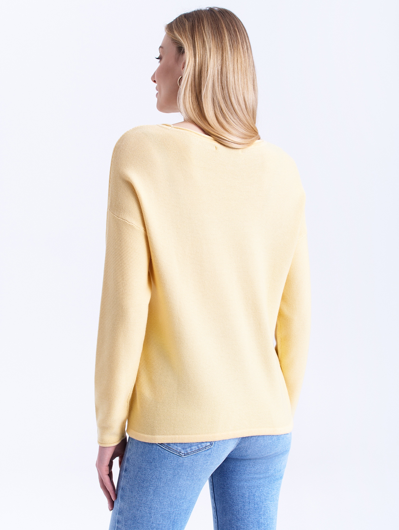 Sweter damski z troczkiem na dole i opuszczonym rękawem żółty