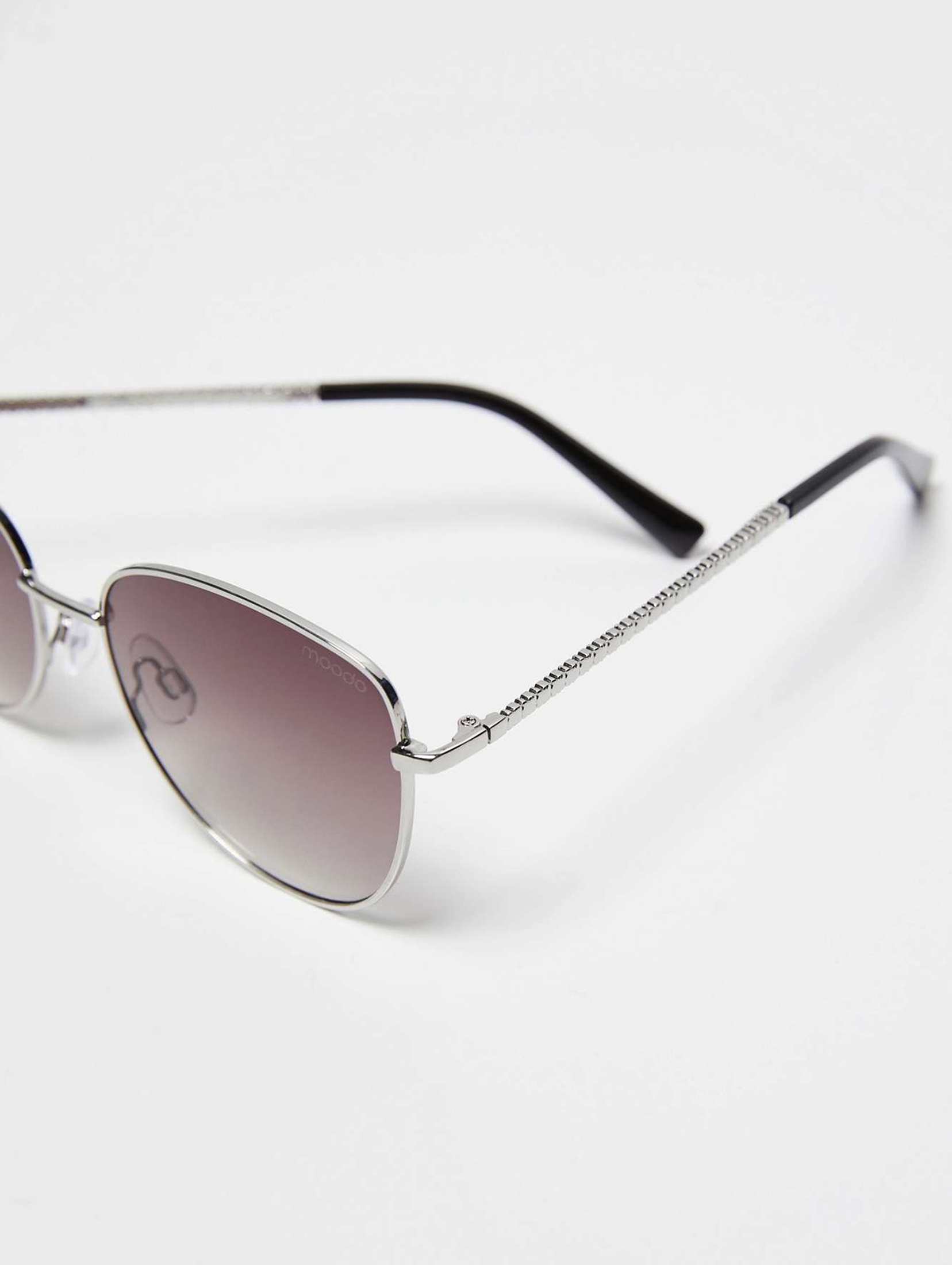Okulary przeciwsłoneczne z metalowymi srebrnymi oprawkami