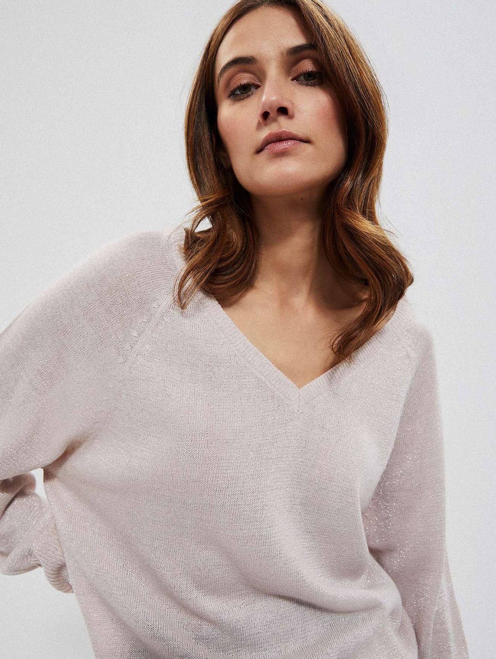 Sweter damski z metaliczną nitką - jasno różowy