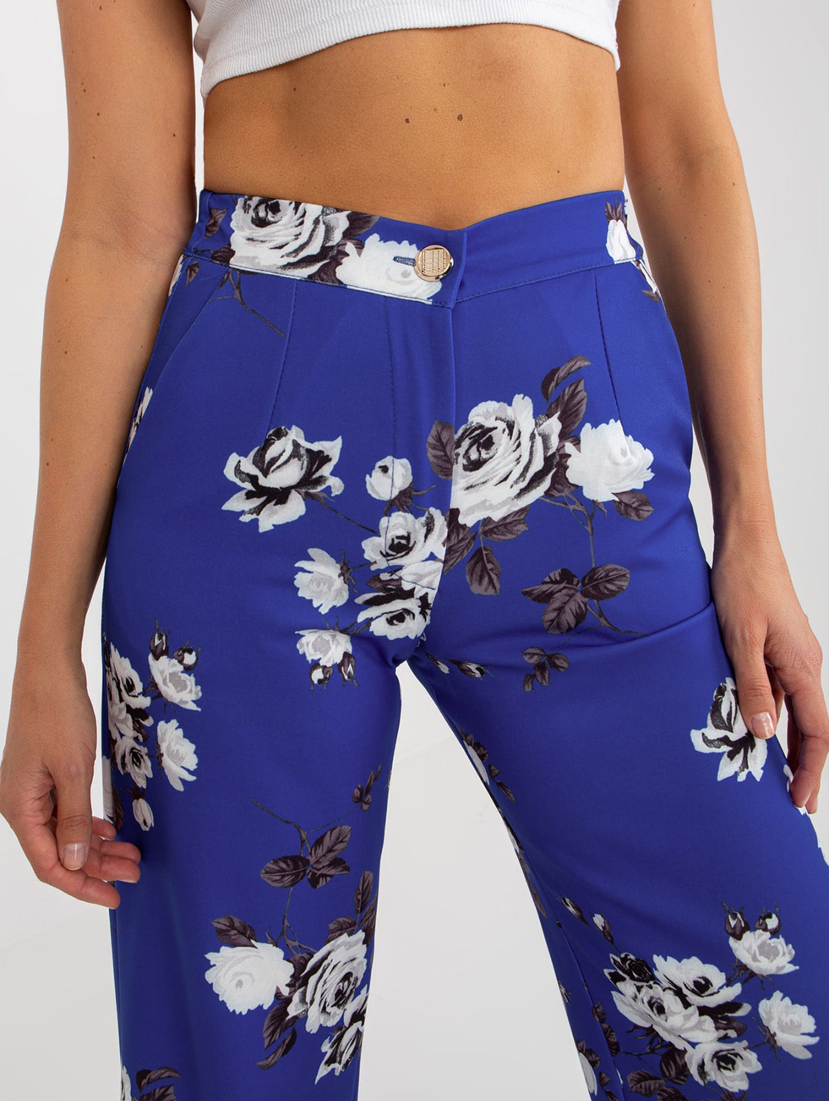 Kobaltowe
szerokie materiałowe spodnie w kwiaty
od garnituru