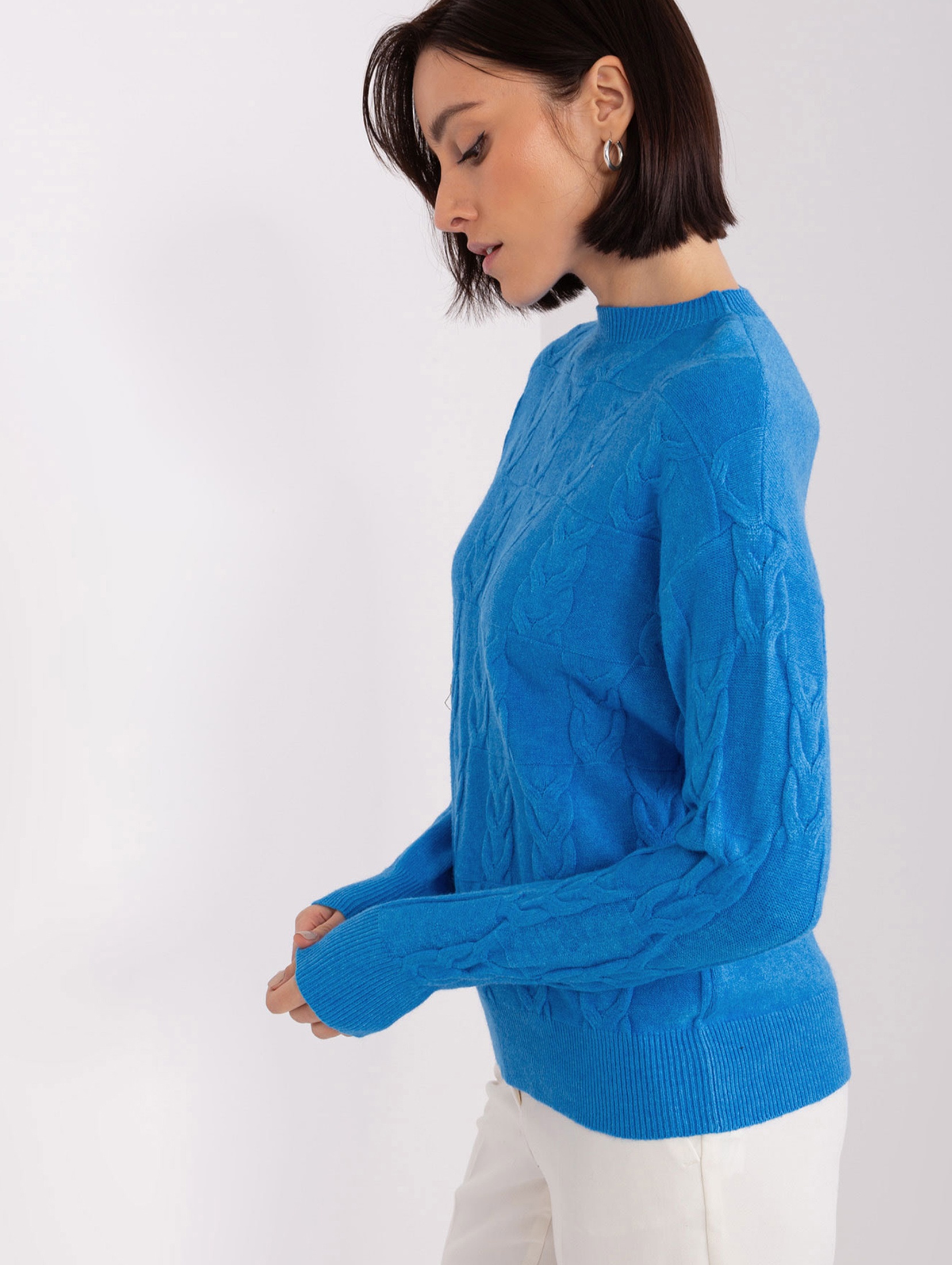 Niebieski sweter z warkoczami z dodatkiem wiskozy