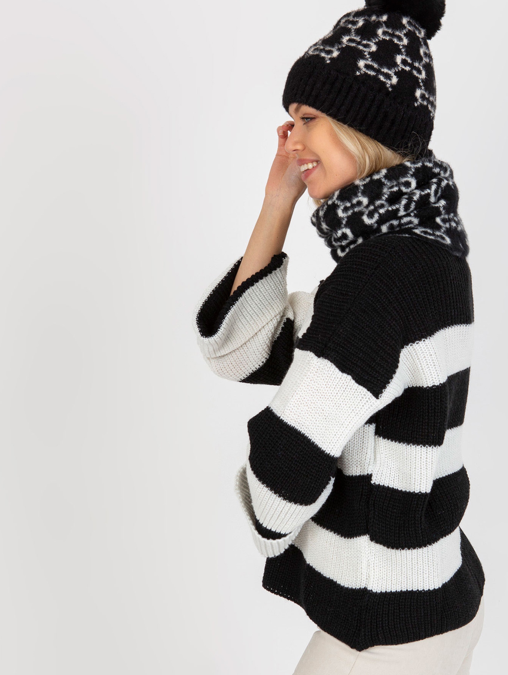 Czarno-biała damska czapka zimowa we wzory
