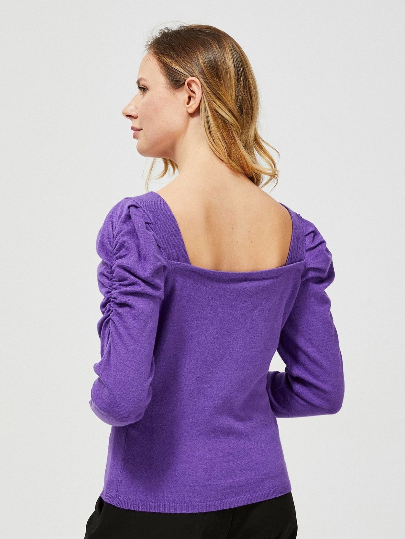 Sweter damski z bufiastymi rękawami  - fioletowy