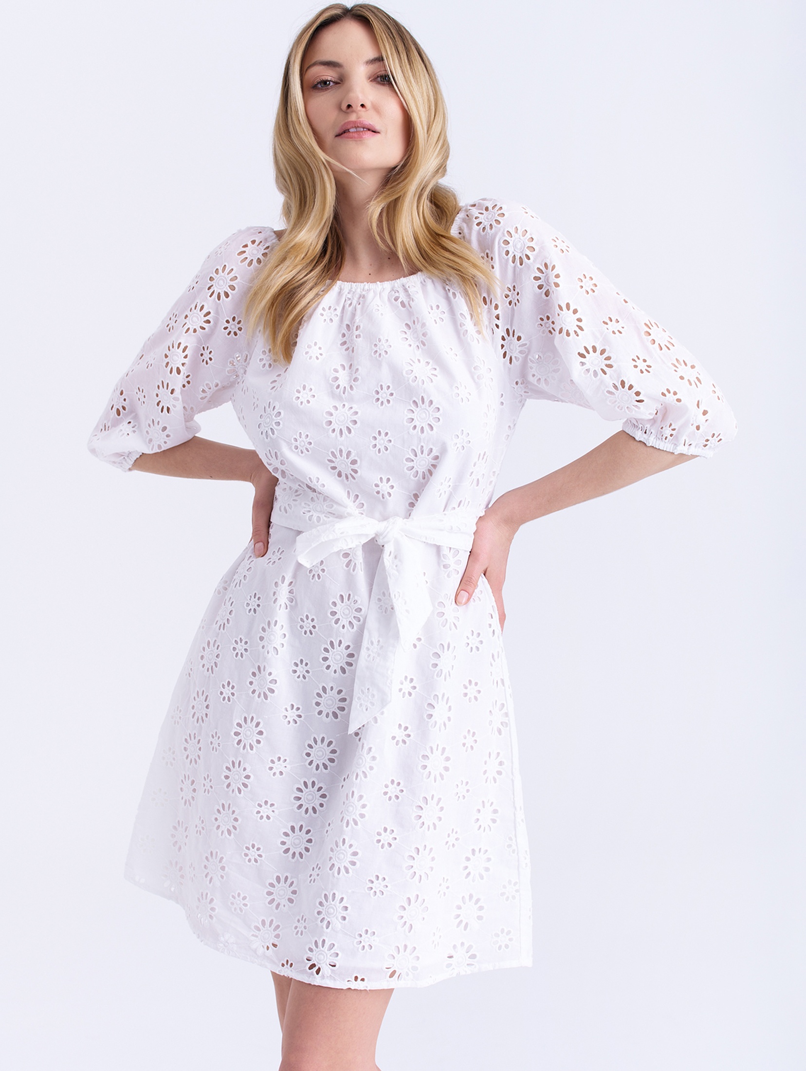 Sukienka carmenka z openworka biała