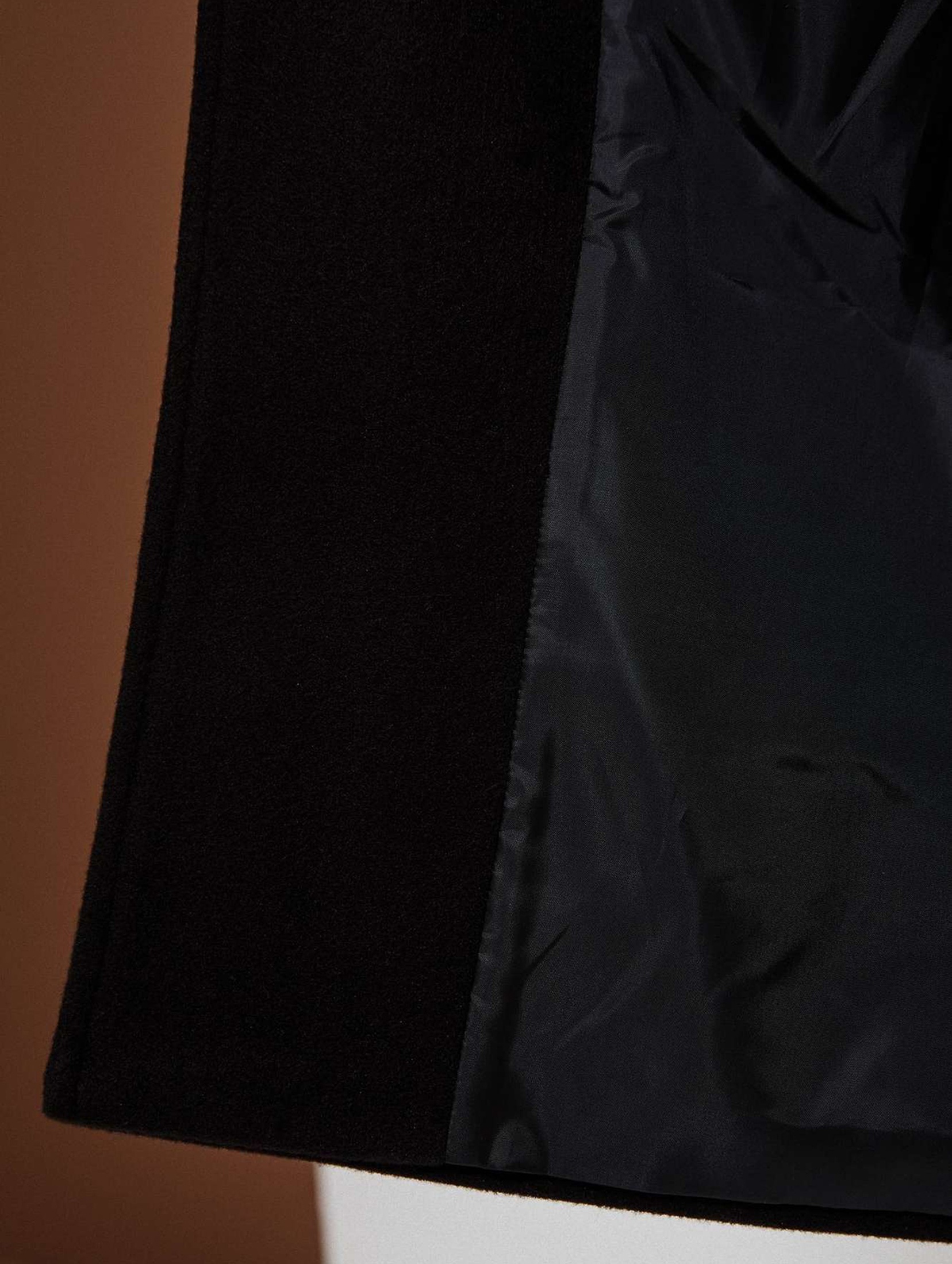 Czarny płaszcz damski jednorzędowy na jesień