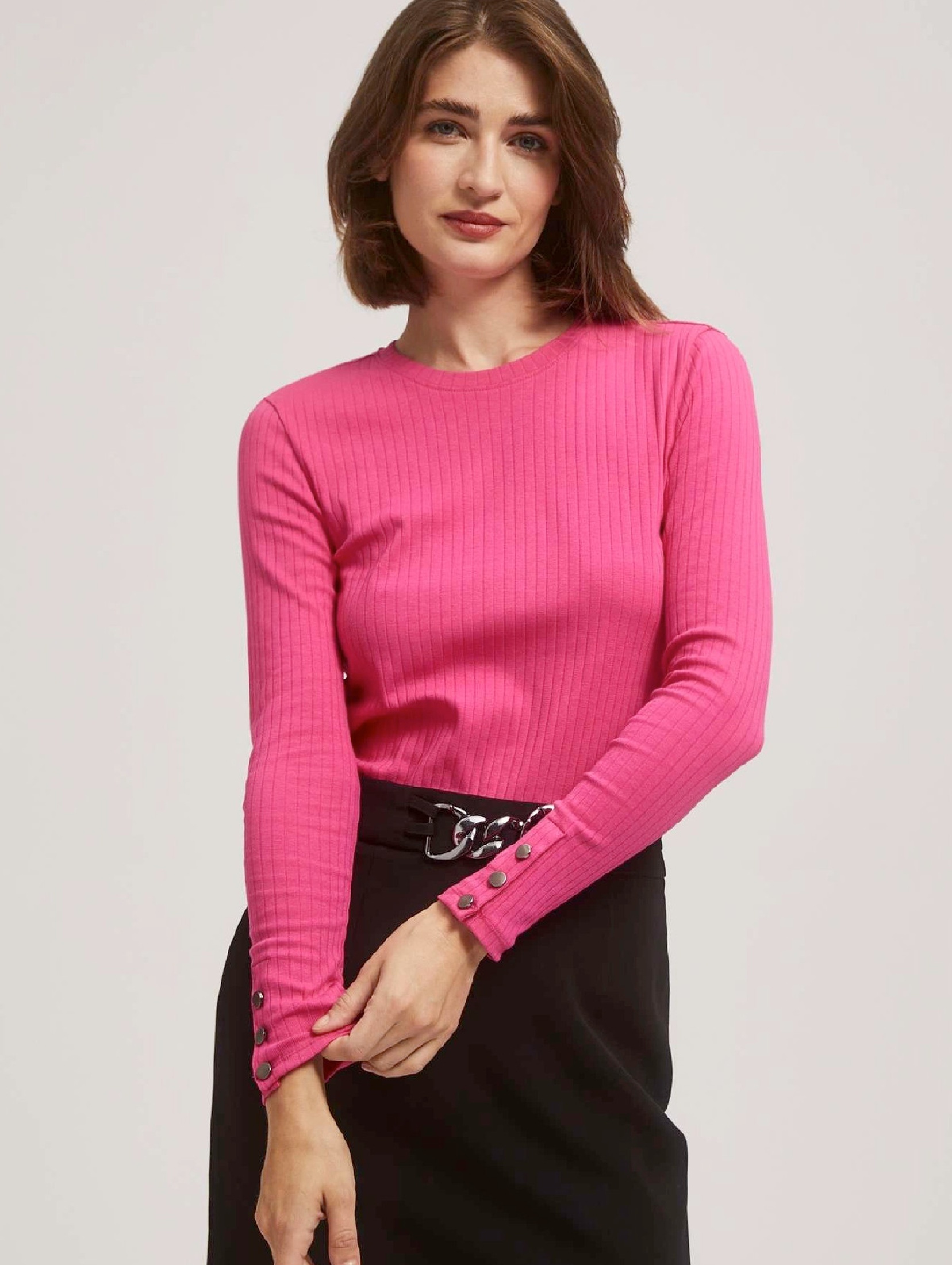 Prążkowana różowa bluzka damska z długim rękawem