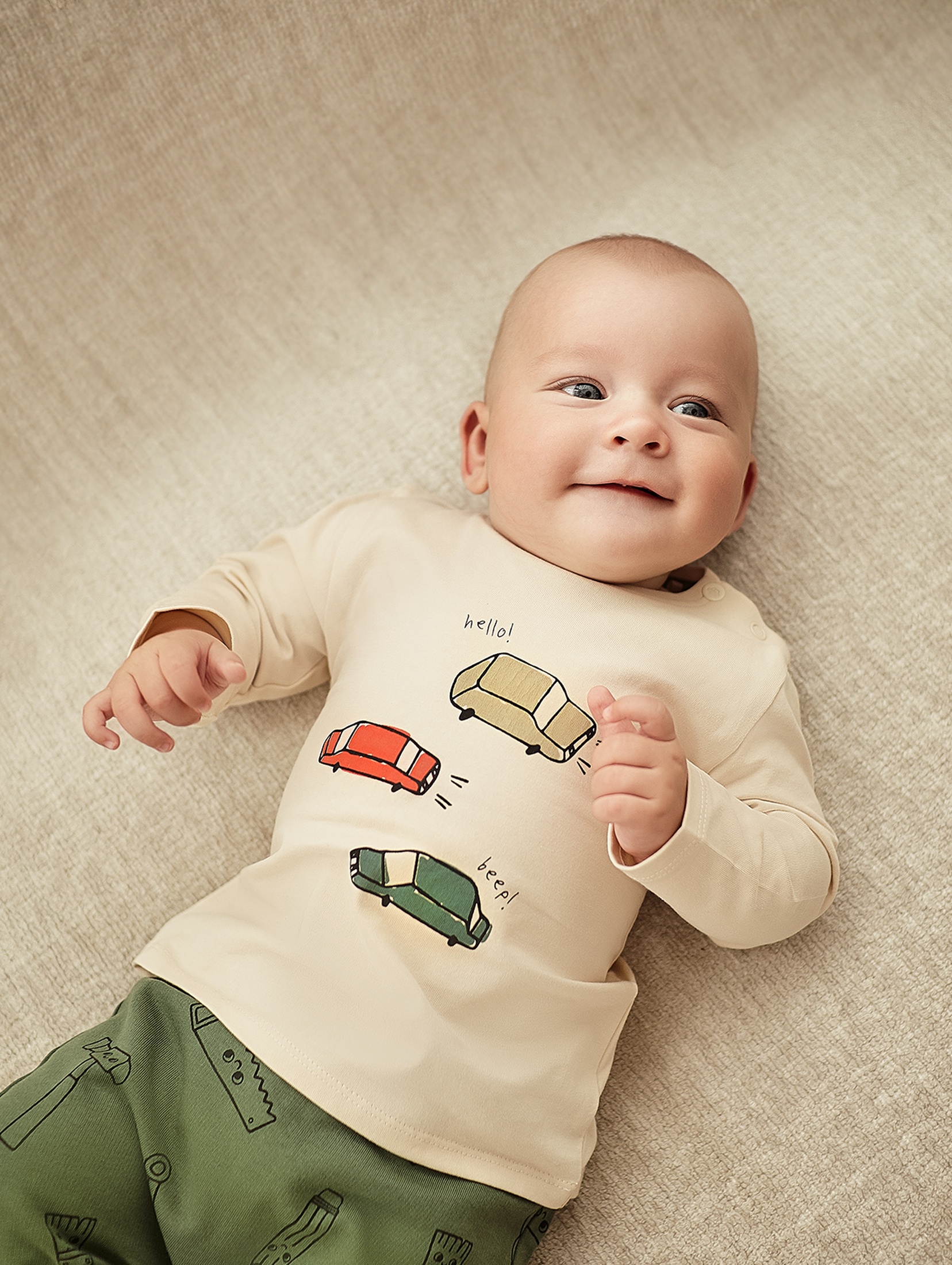 Bluzka niemowlęca z nadrukiem samochodów - ecru