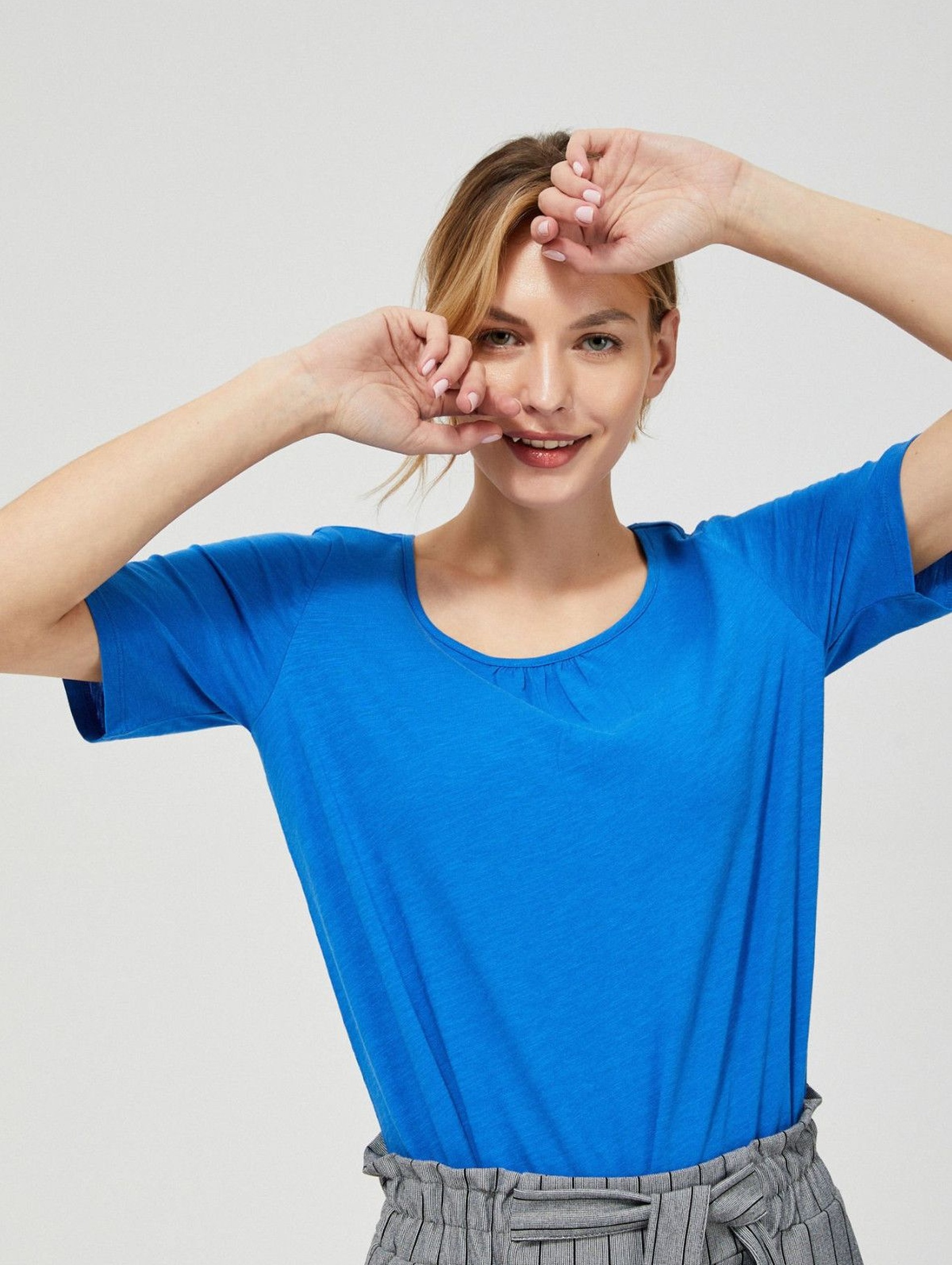 T-shirt damski bawełniany z kokardkami na rękawach- niebieski
