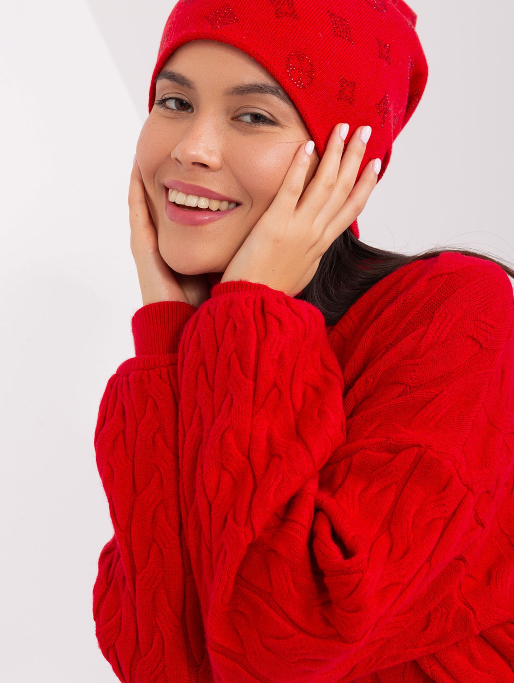Czerwona czapka zimowa z aplikacjami