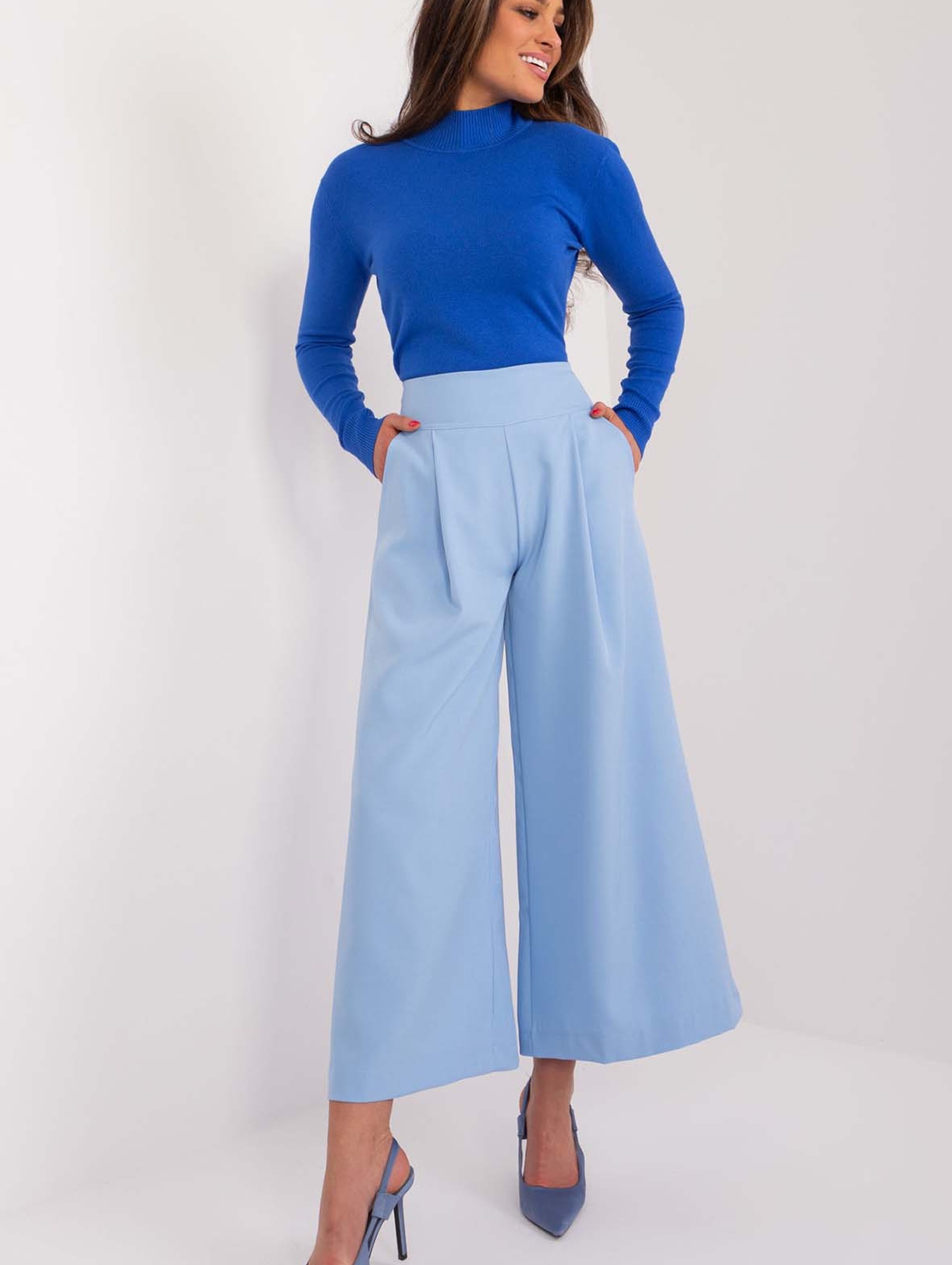 Jasnoniebieskie garniturowe spodnie damskie typu culotte
