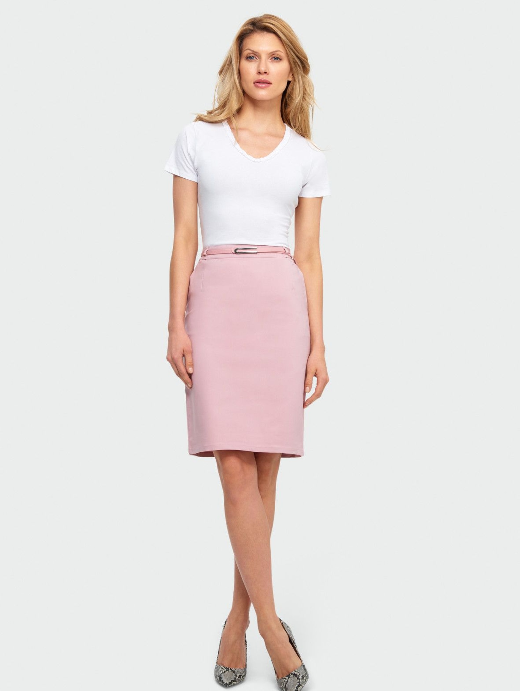 Różowa ołówkowa spódnica z kieszeniami i ozdobnym paskiem