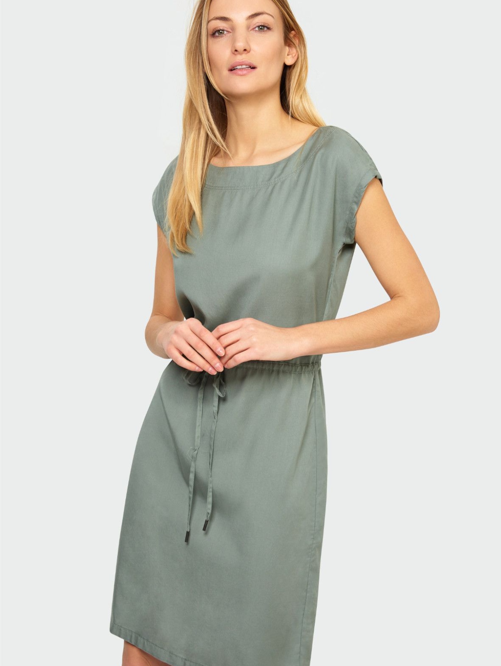Zielona sukienka z lyocellu o prostym kroju z wiązaniem w talii