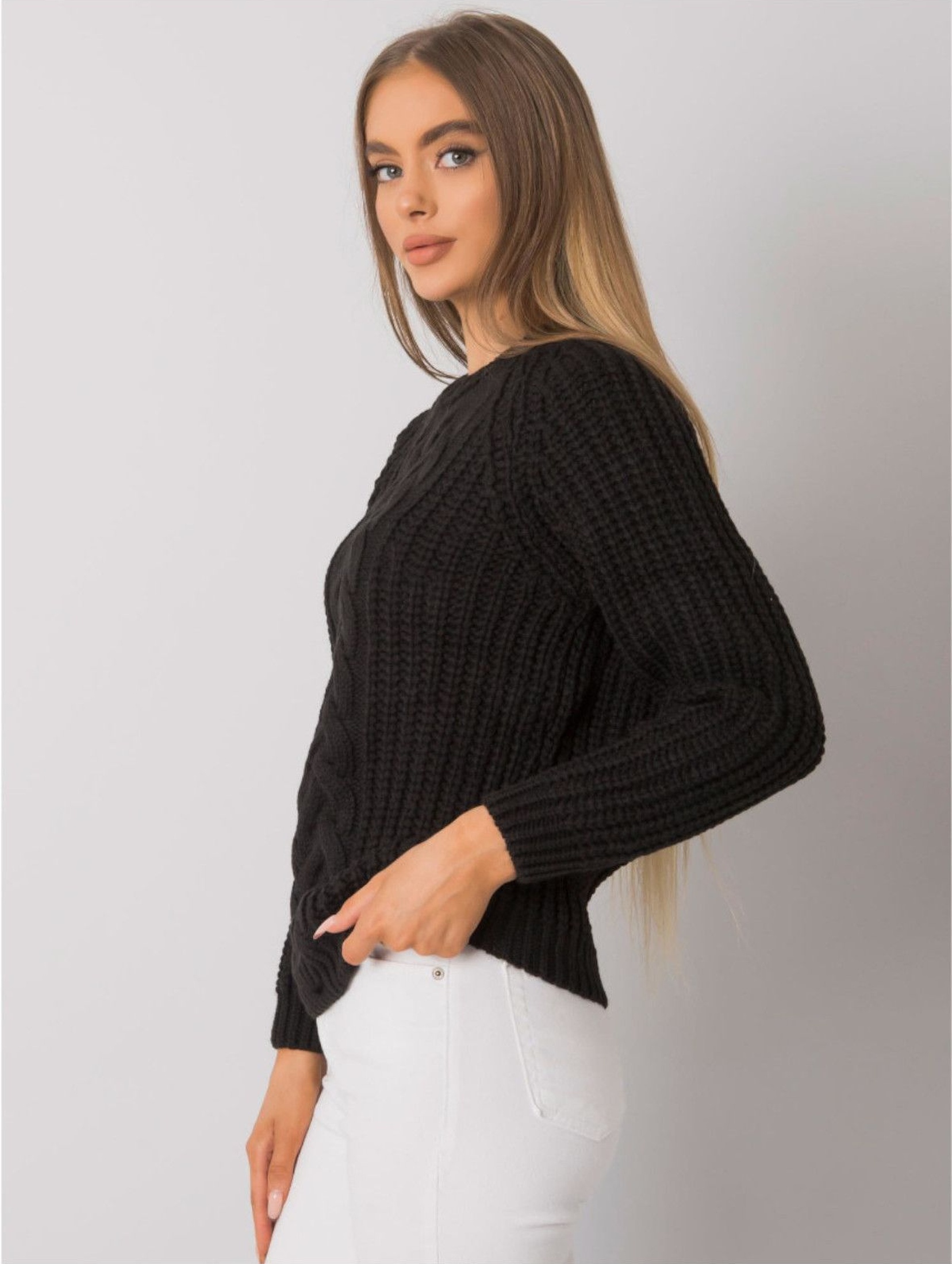 Luźny sweter damski w kolorze czarnym