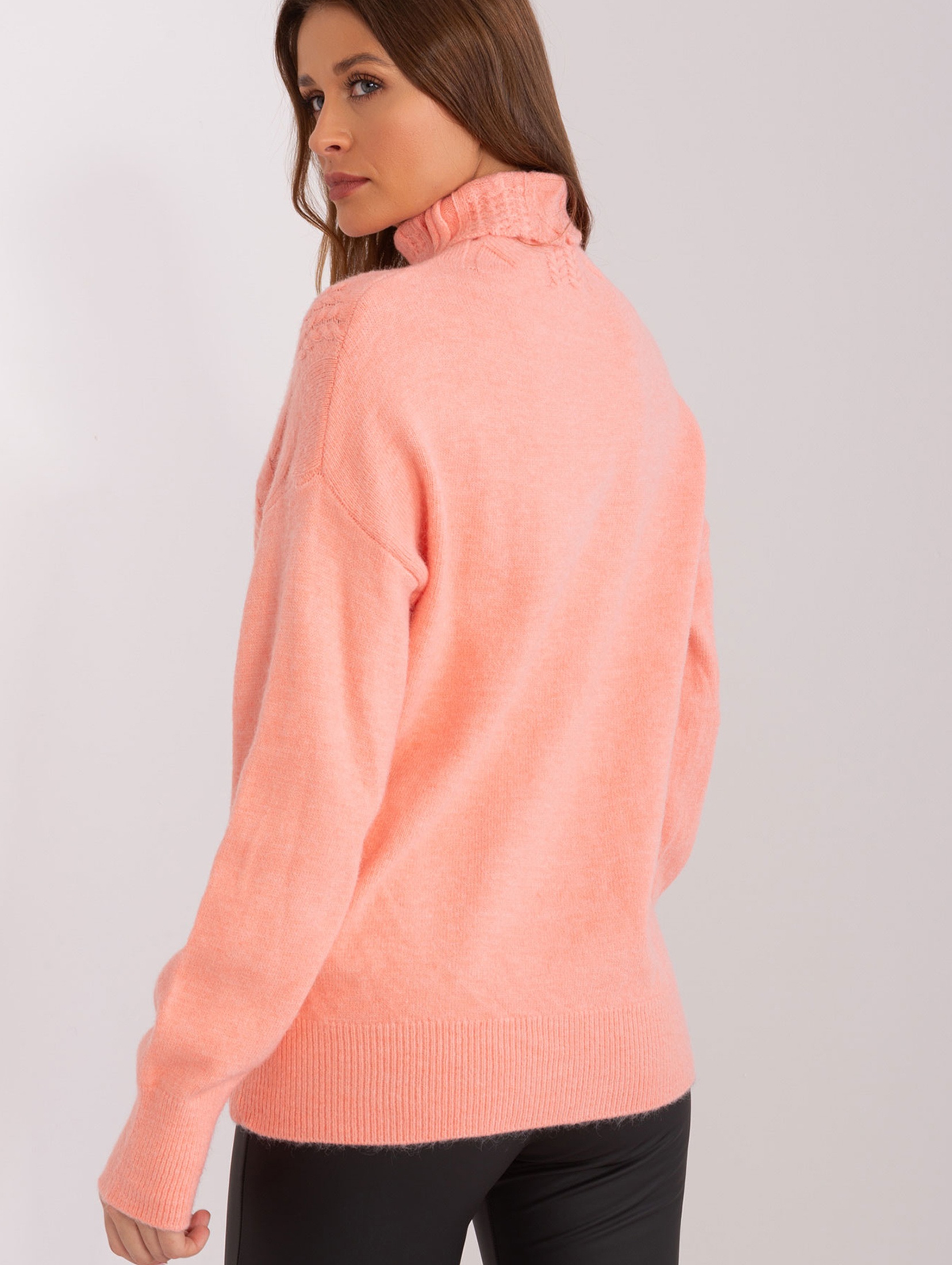 Damski sweter z golfem brzoskwiniowy