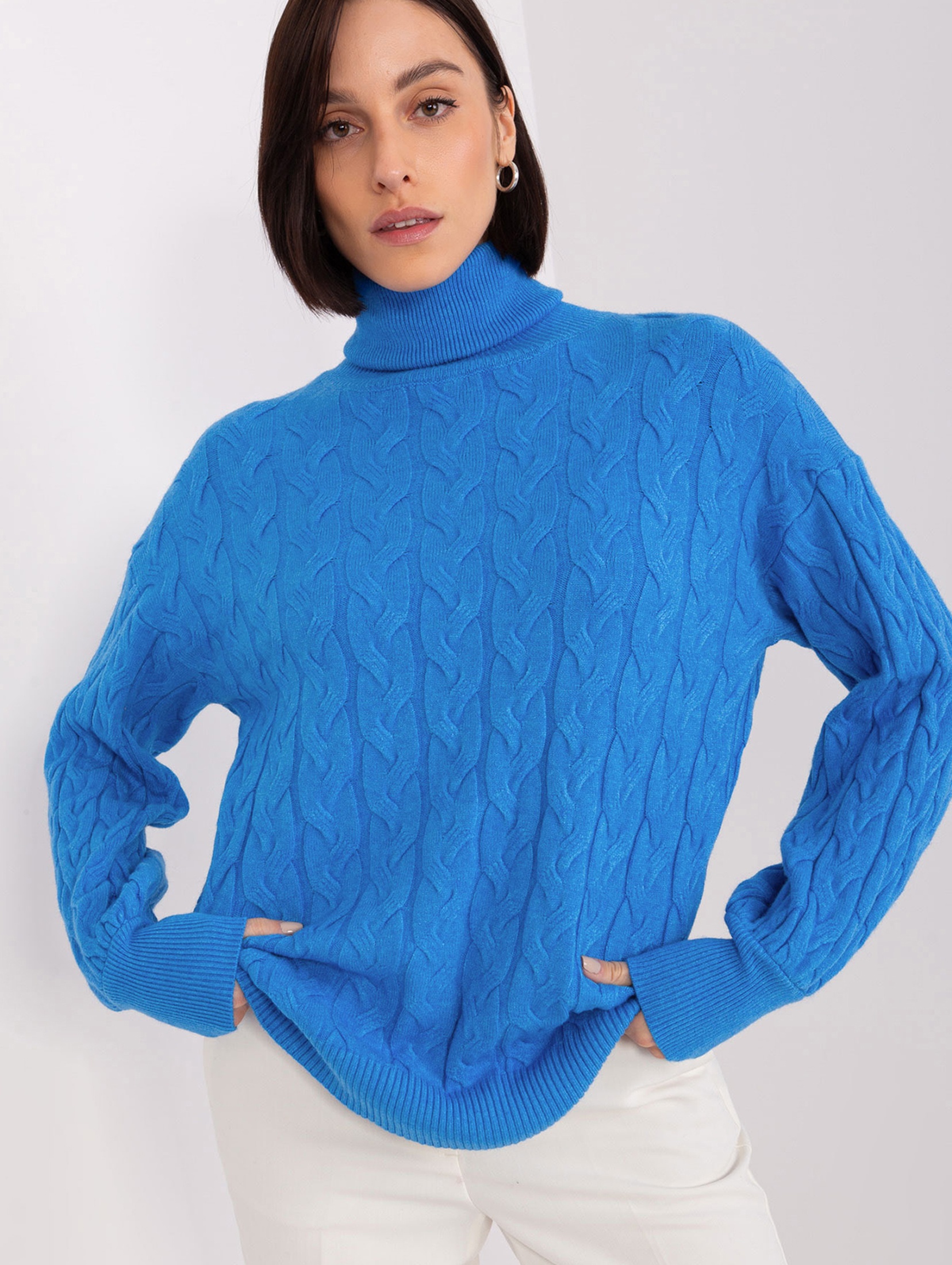 Damski sweter z golfem i ściągaczami niebieski