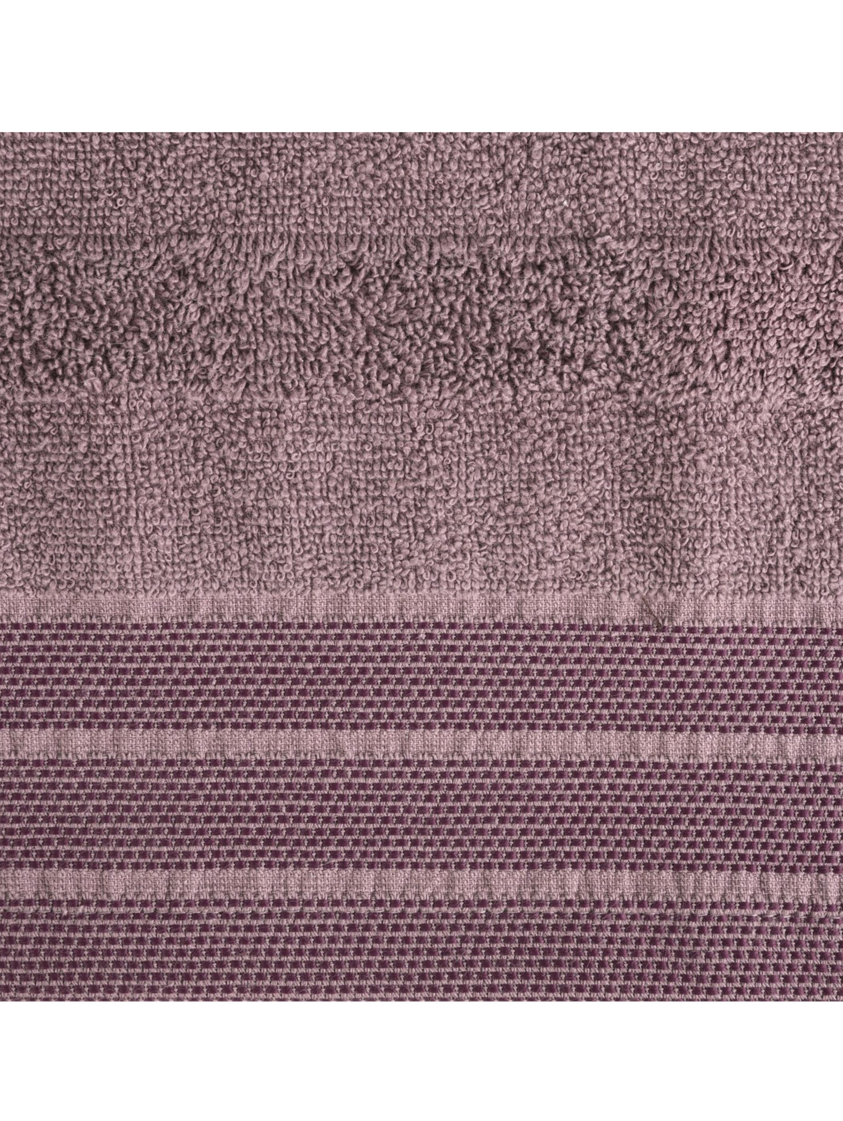 Liliowy ręcznik zdobiony pasami 50x90 cm